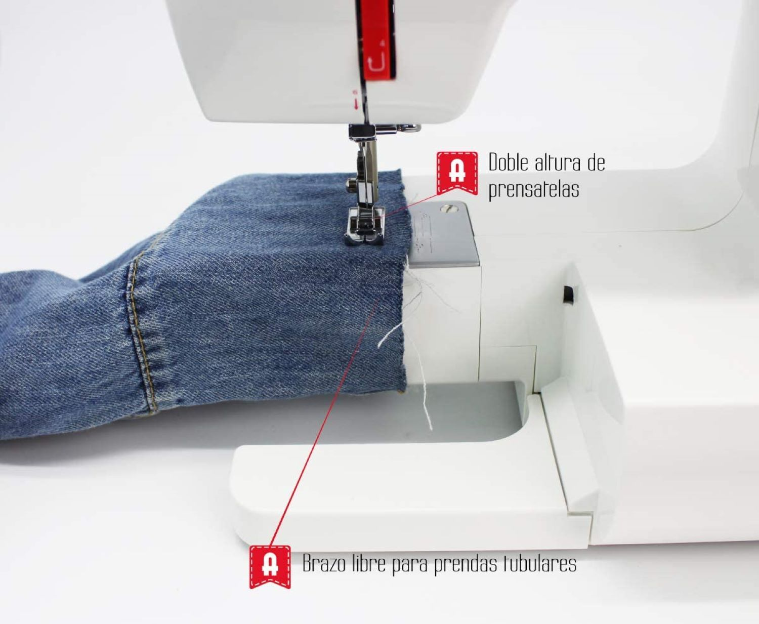 Maszyna do szycia szyje dżins. Igła i materiał są ostre.