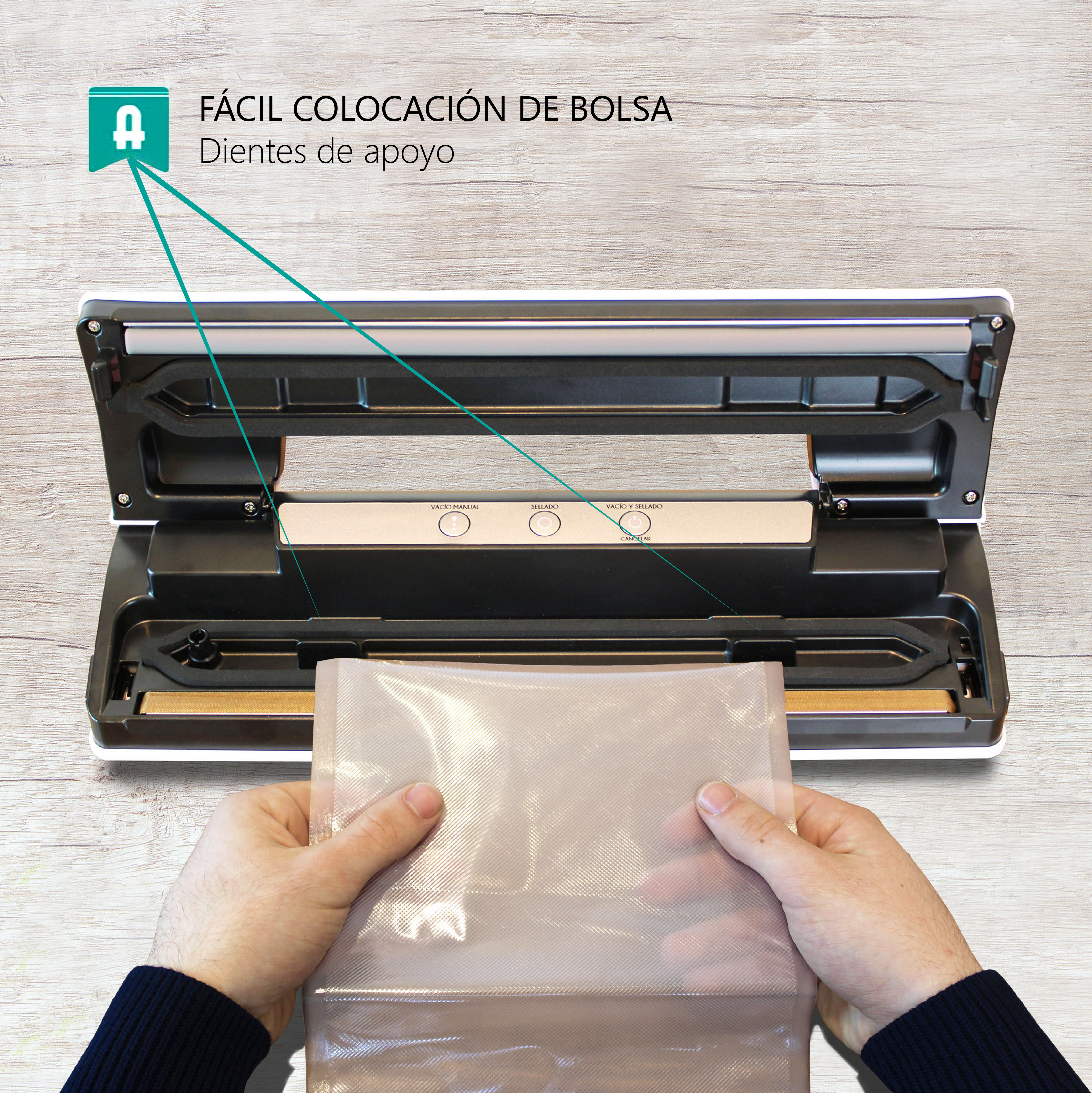 Manos sosteniendo una bolsa de sellado al vacío. El texto dice 'Fácil colocación de bolsa'.