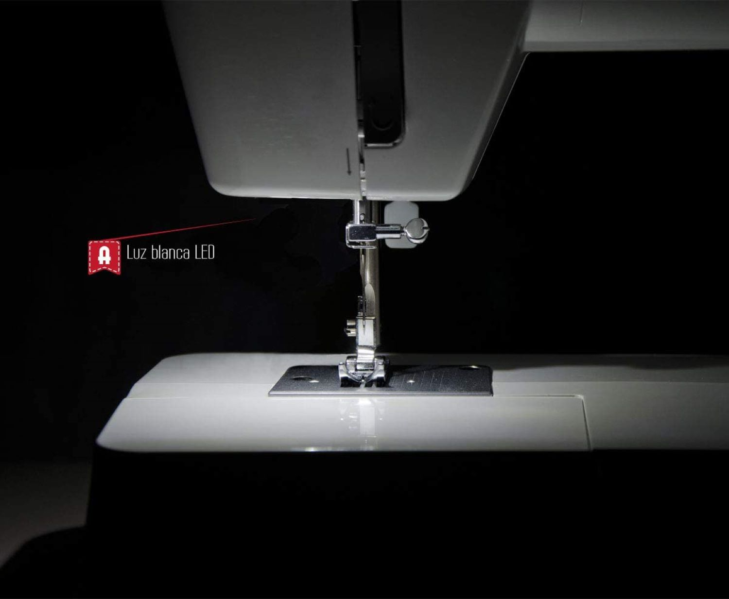 Máquina de coser, primer plano, con luz LED brillante en la aguja.
