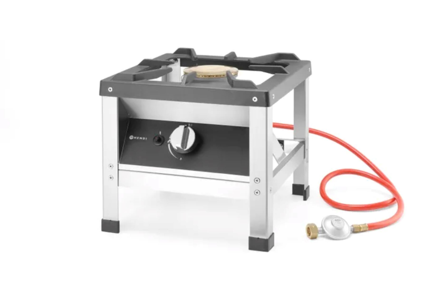 Kuchenka gazowa ze stali nierdzewnej. Stoi na metalowym stojaku z podłączonym wężem gazowym.