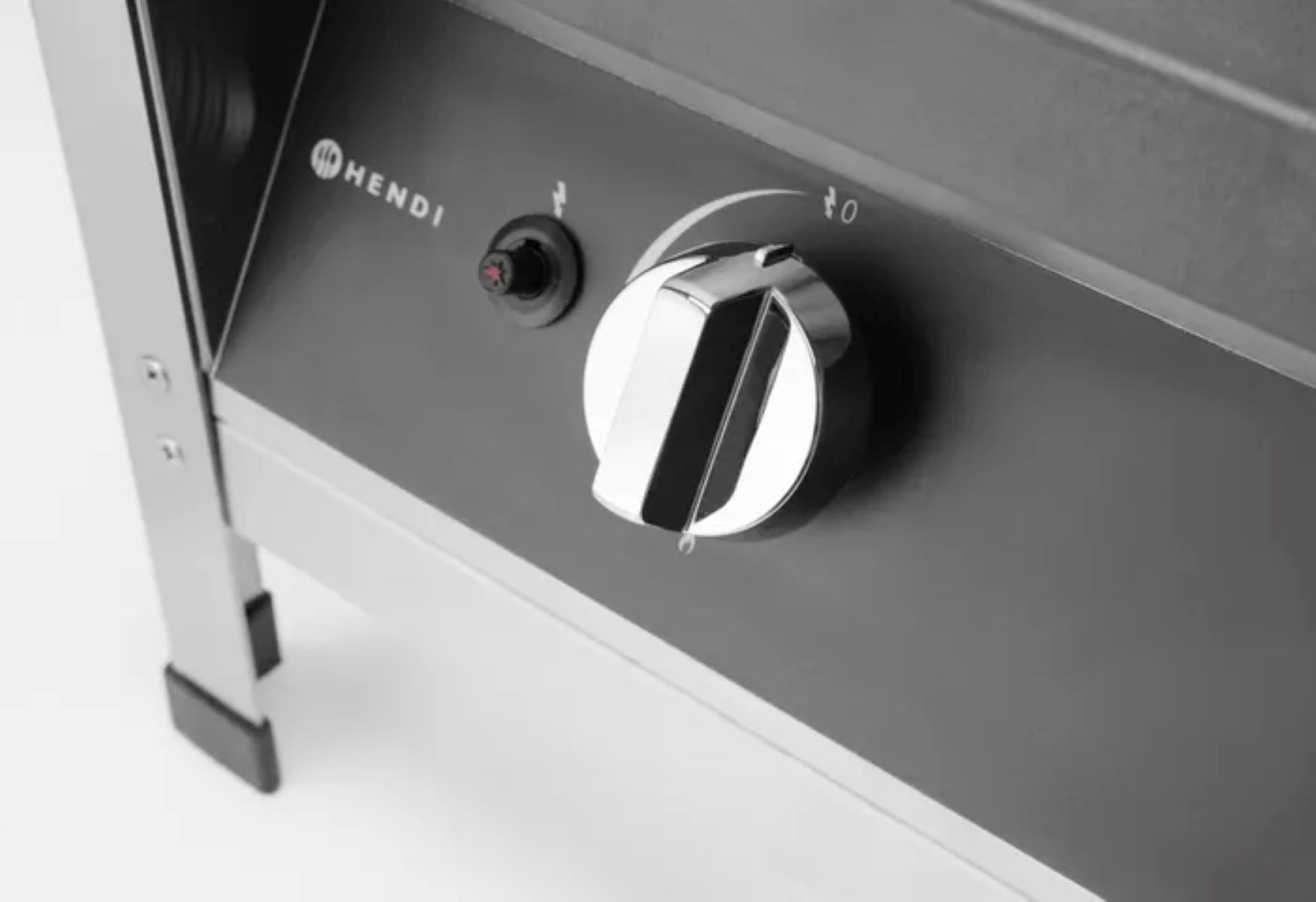 Zbliżenie panelu sterowania czarnego i srebrnego grilla gazowego. Zawiera pokrętło, czerwony przycisk i logo Hendi.
