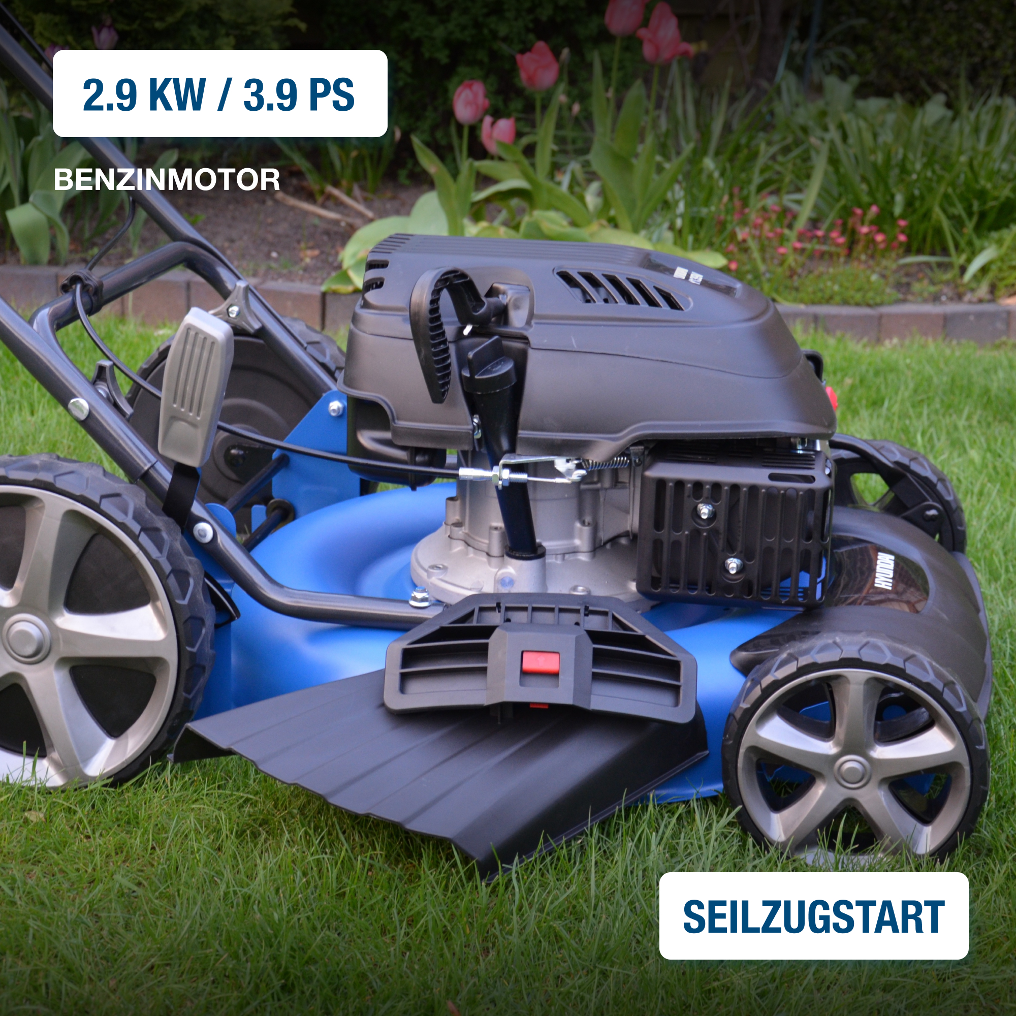 Ein blauer Rasenmäher mit schwarzem Motor, in einem grasbewachsenen Garten mit Text.