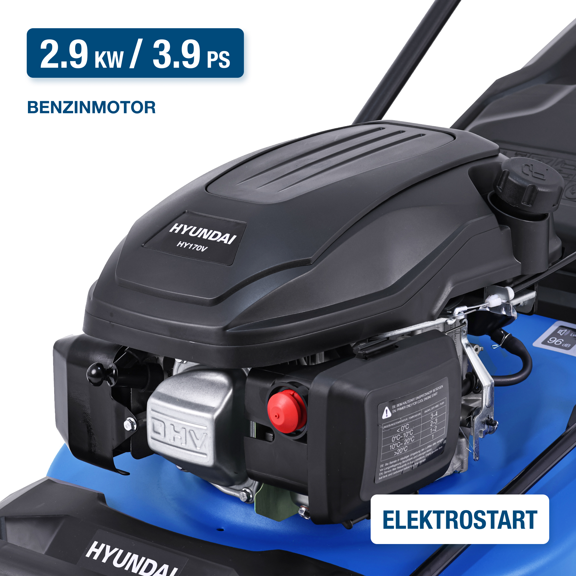Ein blauer Rasenmähermotor mit schwarzer Abdeckung, beschriftet mit '2,9 kW / 3,9 PS'.