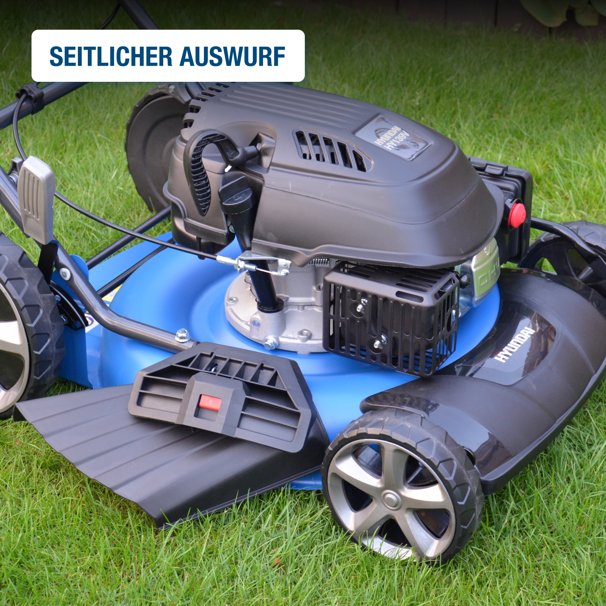 Ein blauer Rasenmäher auf grünem Gras mit schwarzem Motorabdeckung und Text.