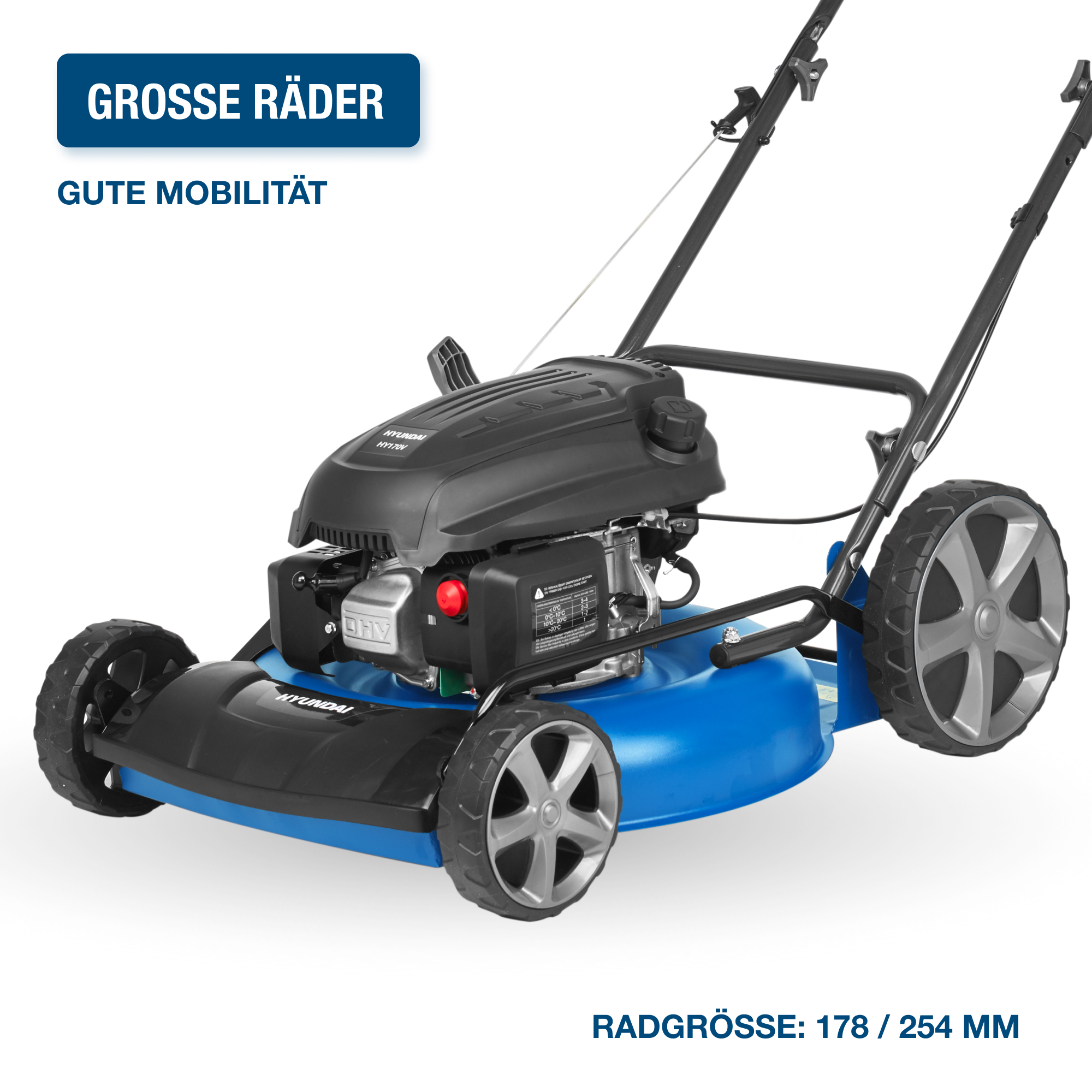 Blauer und schwarzer Rasenmäher mit großen Rädern und Text. Der Text lautet 'GROSSE RÄDER' und 'GUTE MOBILITÄT'.