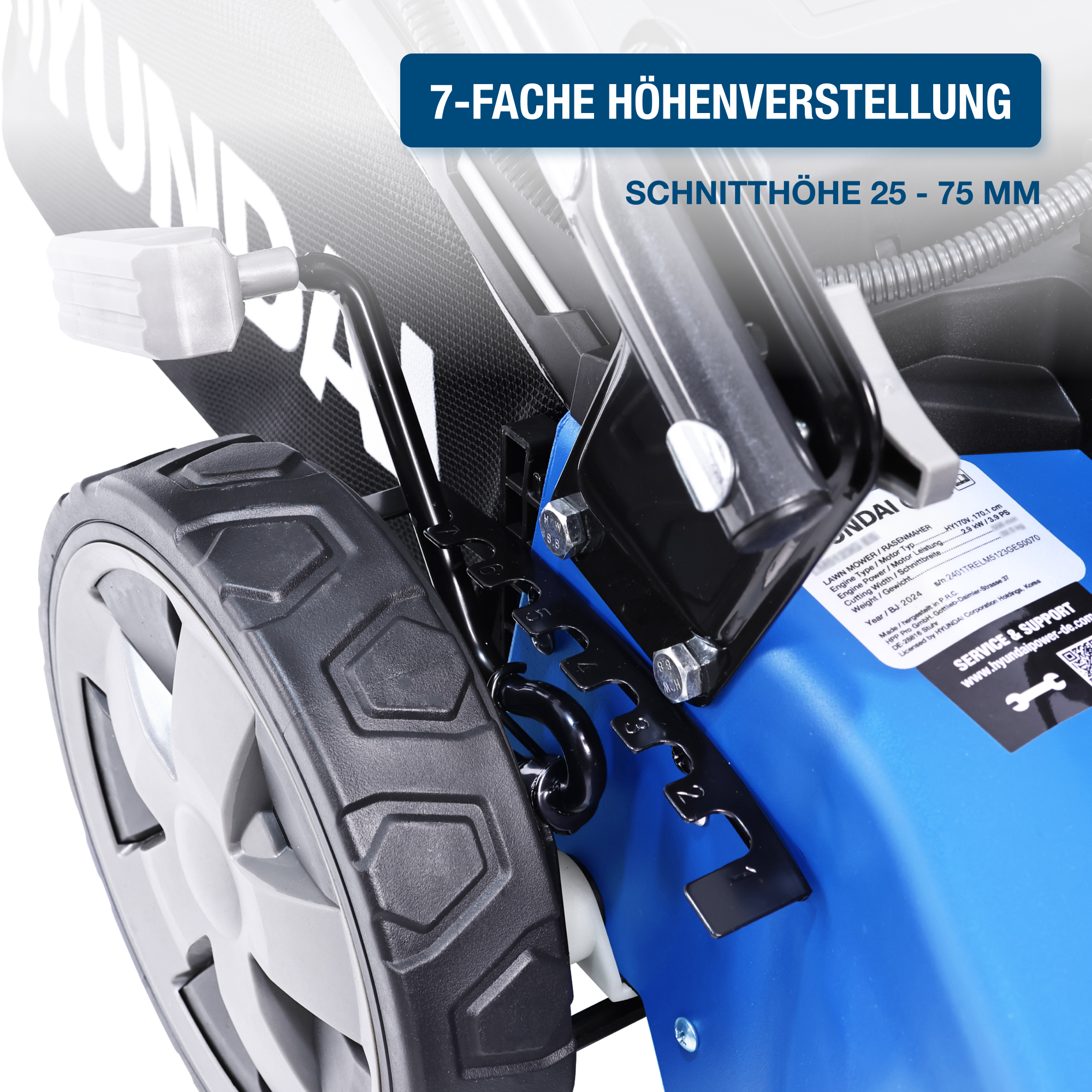 Nahaufnahme eines Rasenmäherrads, mit 'HYUNDAI' und Einstellmöglichkeiten sichtbar.