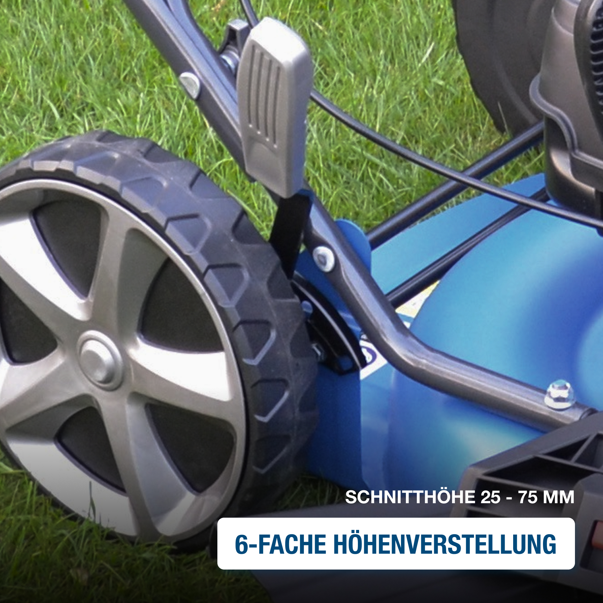 Ein Rasenmäher, der Gras schneidet. Er hat einen schwarzen Körper und graue Räder. Text sagt '6-FACHE HÖHENVERSTELLUNG'.