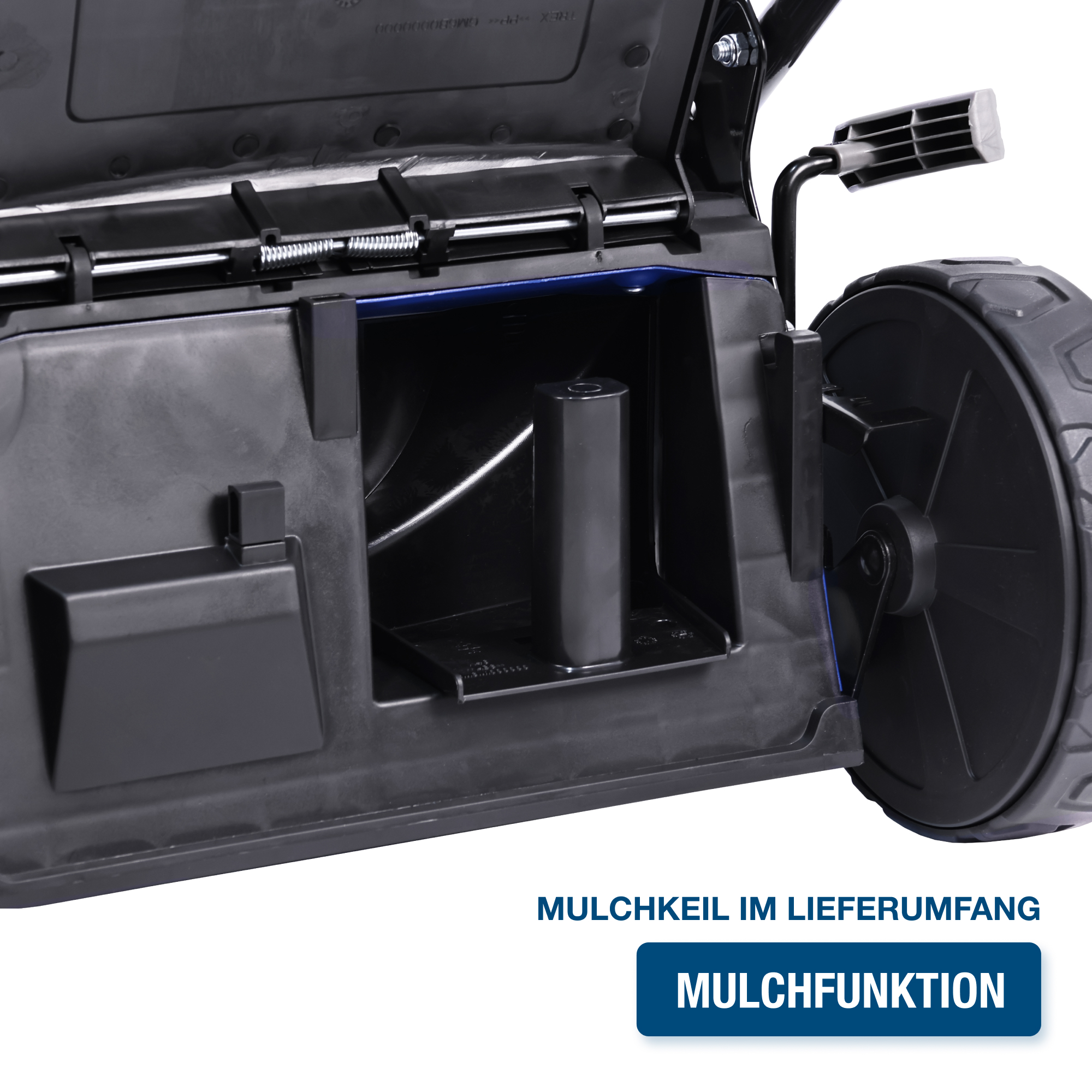 Schwarzes Rasenmäher-Interieur mit Mulch-Kit und Mulchfunktions-Etikett. Blaue Akzente sichtbar.