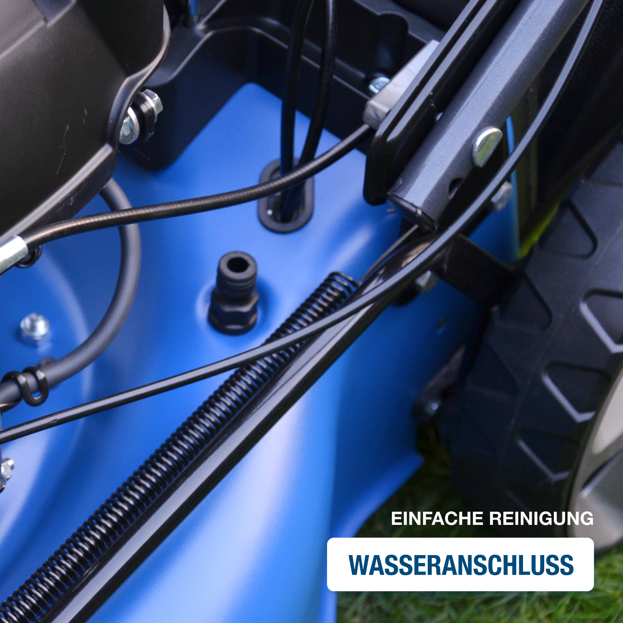 Blaue Rasenmäher-Nahaufnahme. Text: Einfache Reinigung, Wasseranschluss. Schwarzes Kabel und Federdetail.