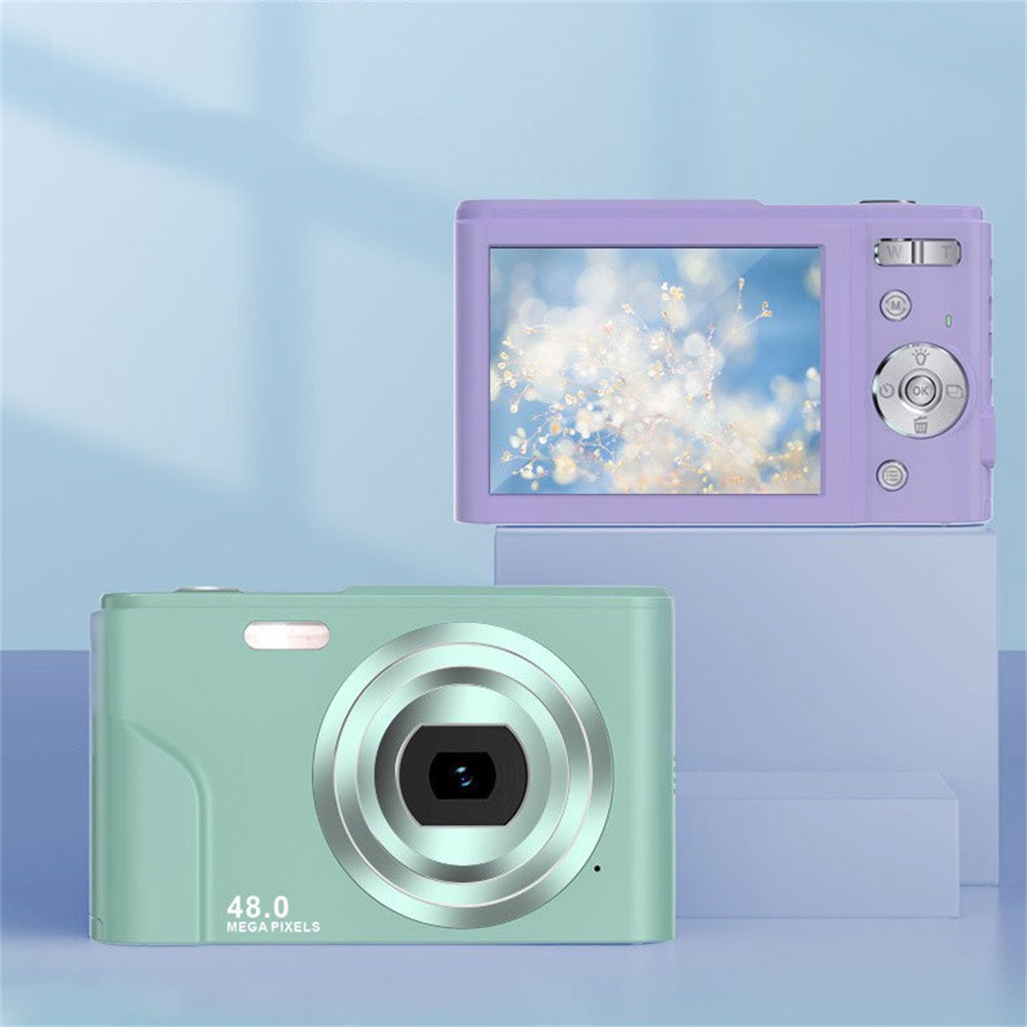 Zwei Digitalkameras, eine mintgrüne, eine lila, mit blauem Hintergrund.