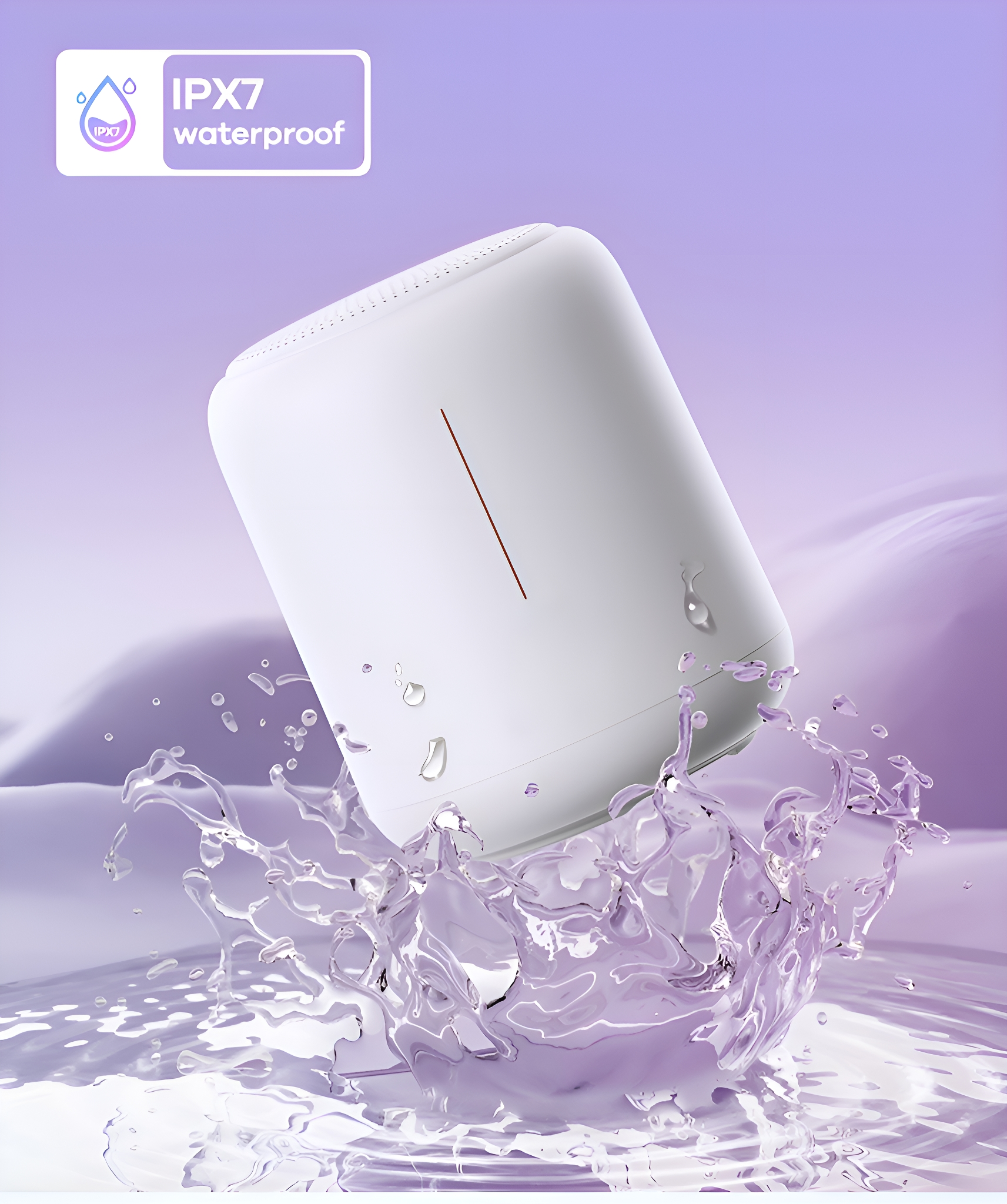 Ein weißer, zylindrischer, wasserdichter Lautsprecher, mit spritzendem Wasser. Der Hintergrund ist ein lila Farbverlauf.