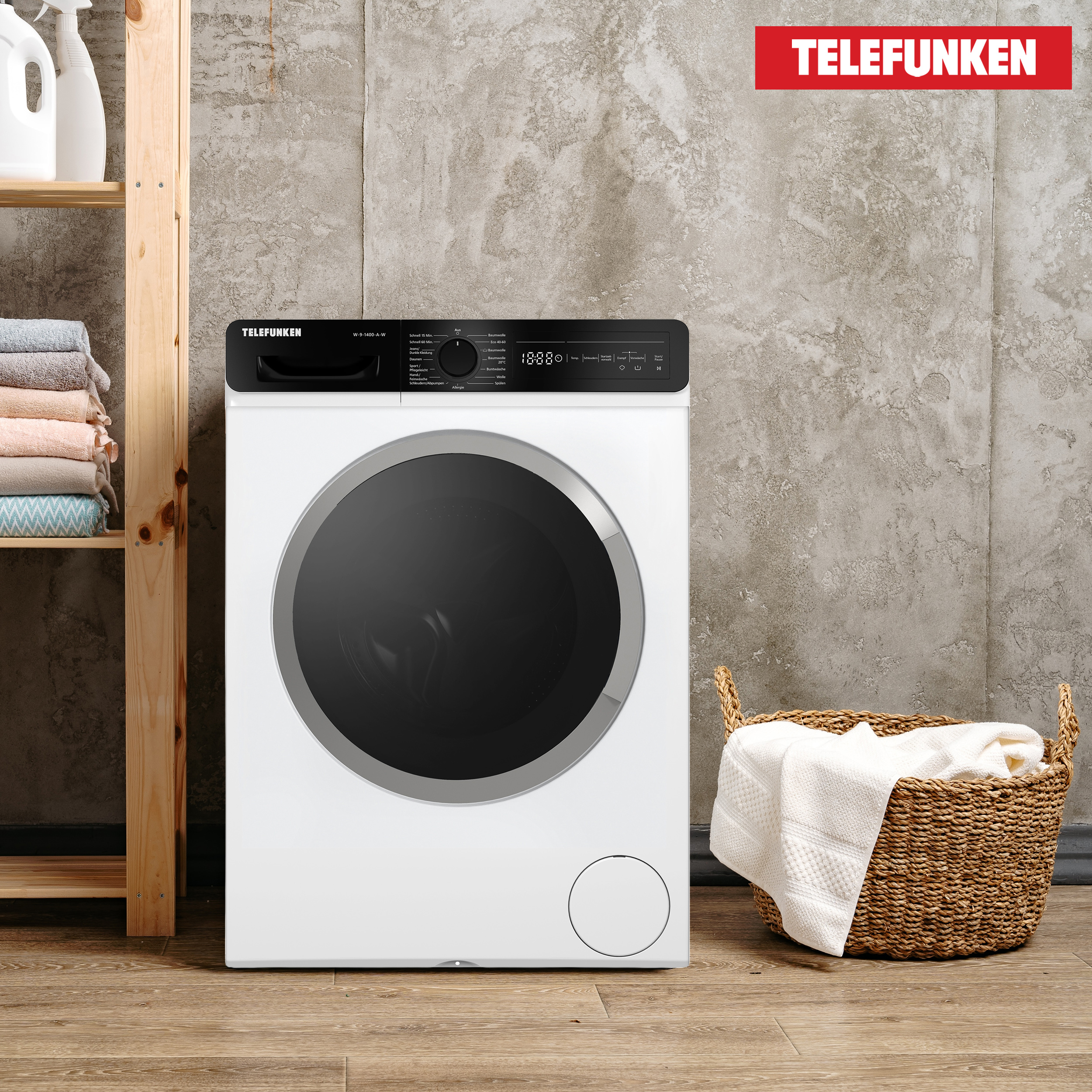 Weiße Waschmaschine, Holzregal mit Handtüchern und Wäschekorb mit Wäsche.