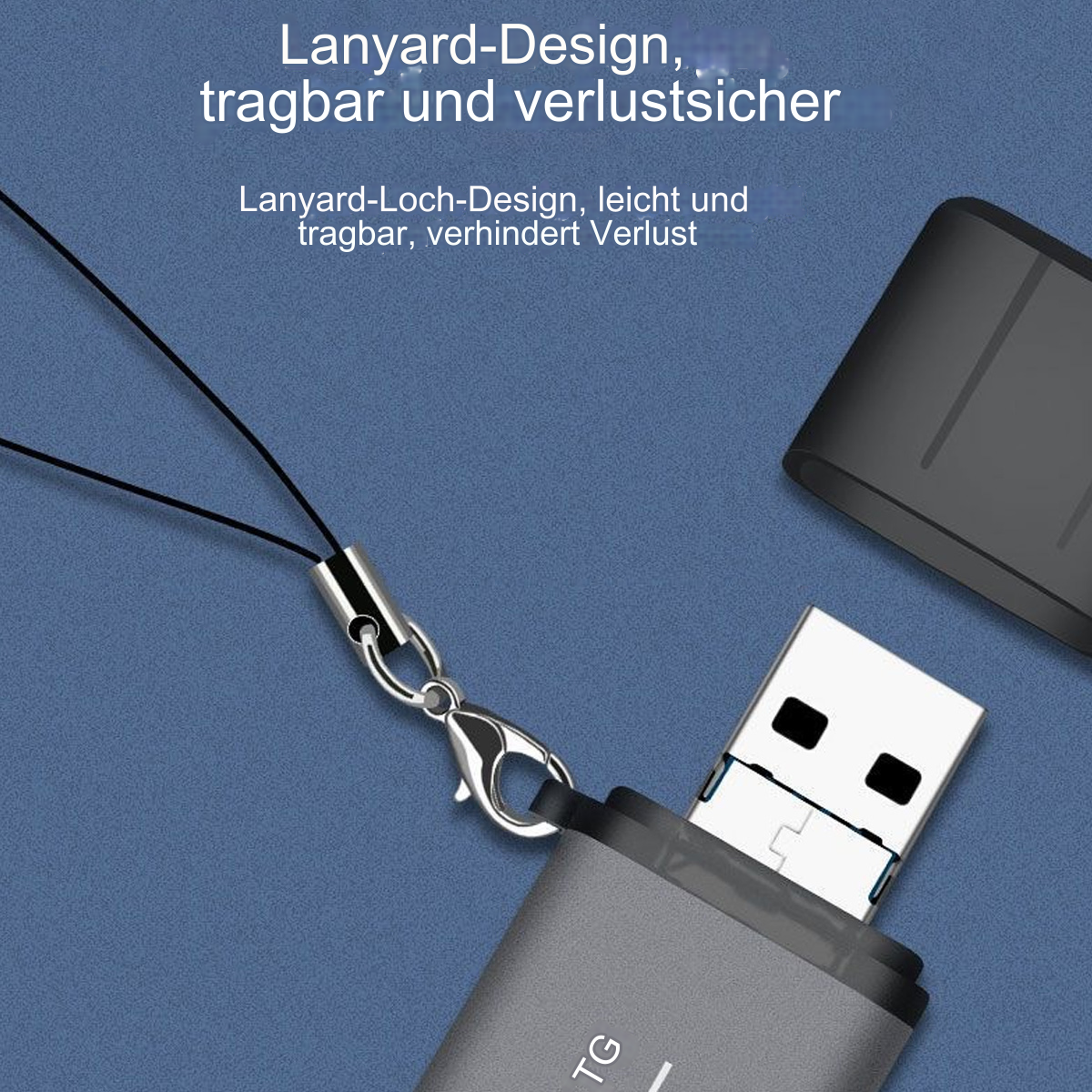 Silberner USB-Stick mit Schlüsselband und grauer Abdeckung auf blauem Grund.
