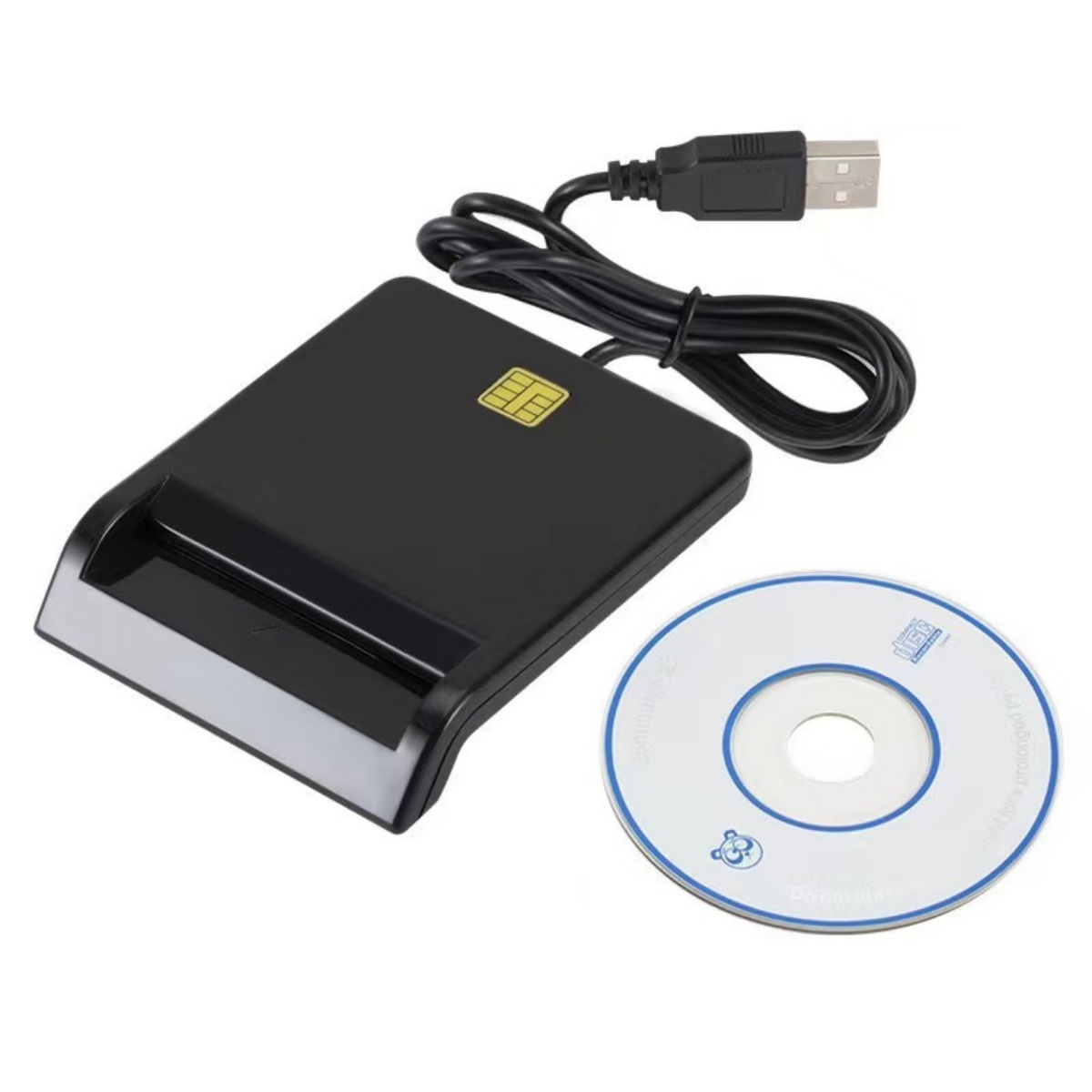 Schwarzes Kartenlesegerät mit USB-Kabel und CD. Weißer Hintergrund.