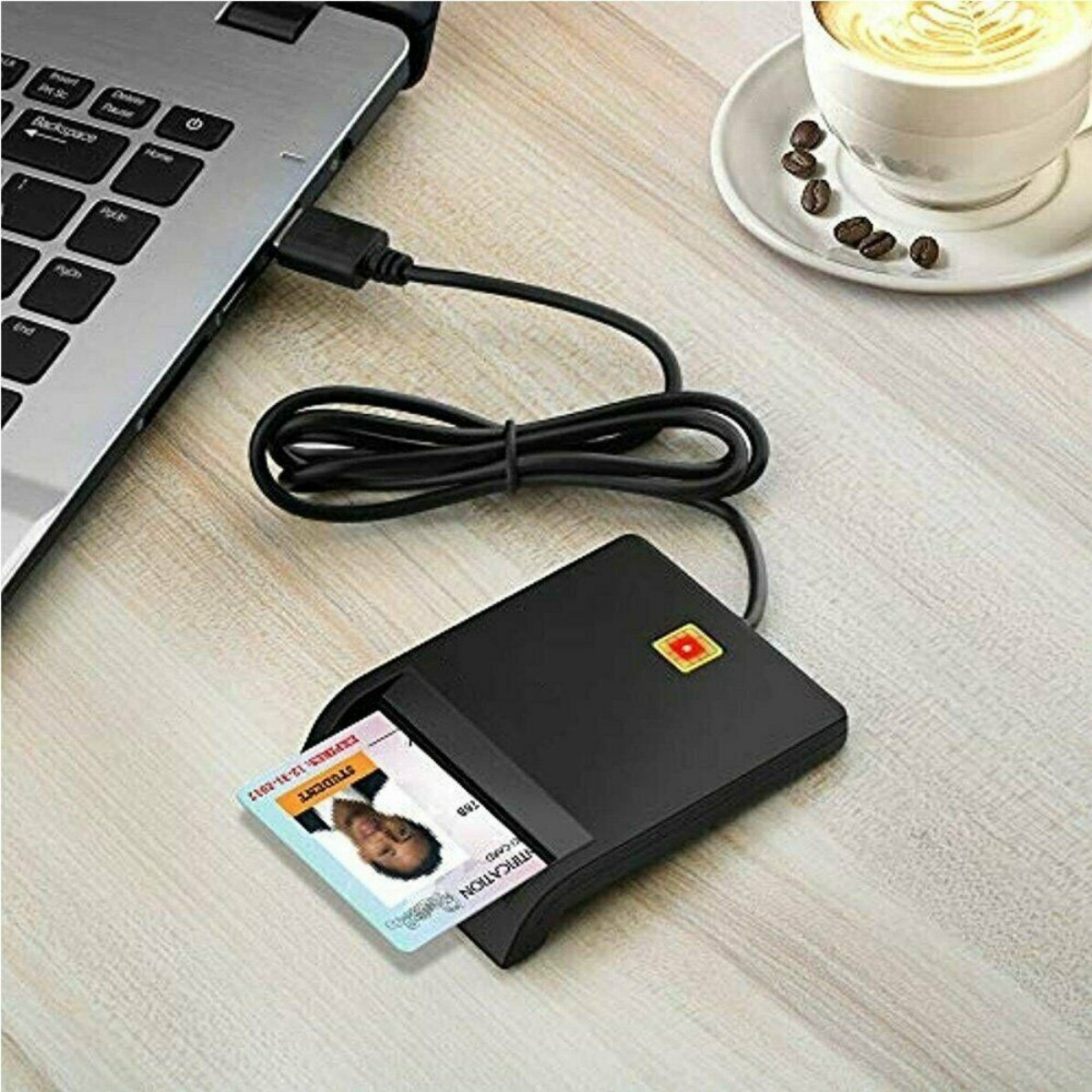 Schwarzes Kartenlesegerät, an einen Laptop angeschlossen, mit eingesetztem Ausweis.