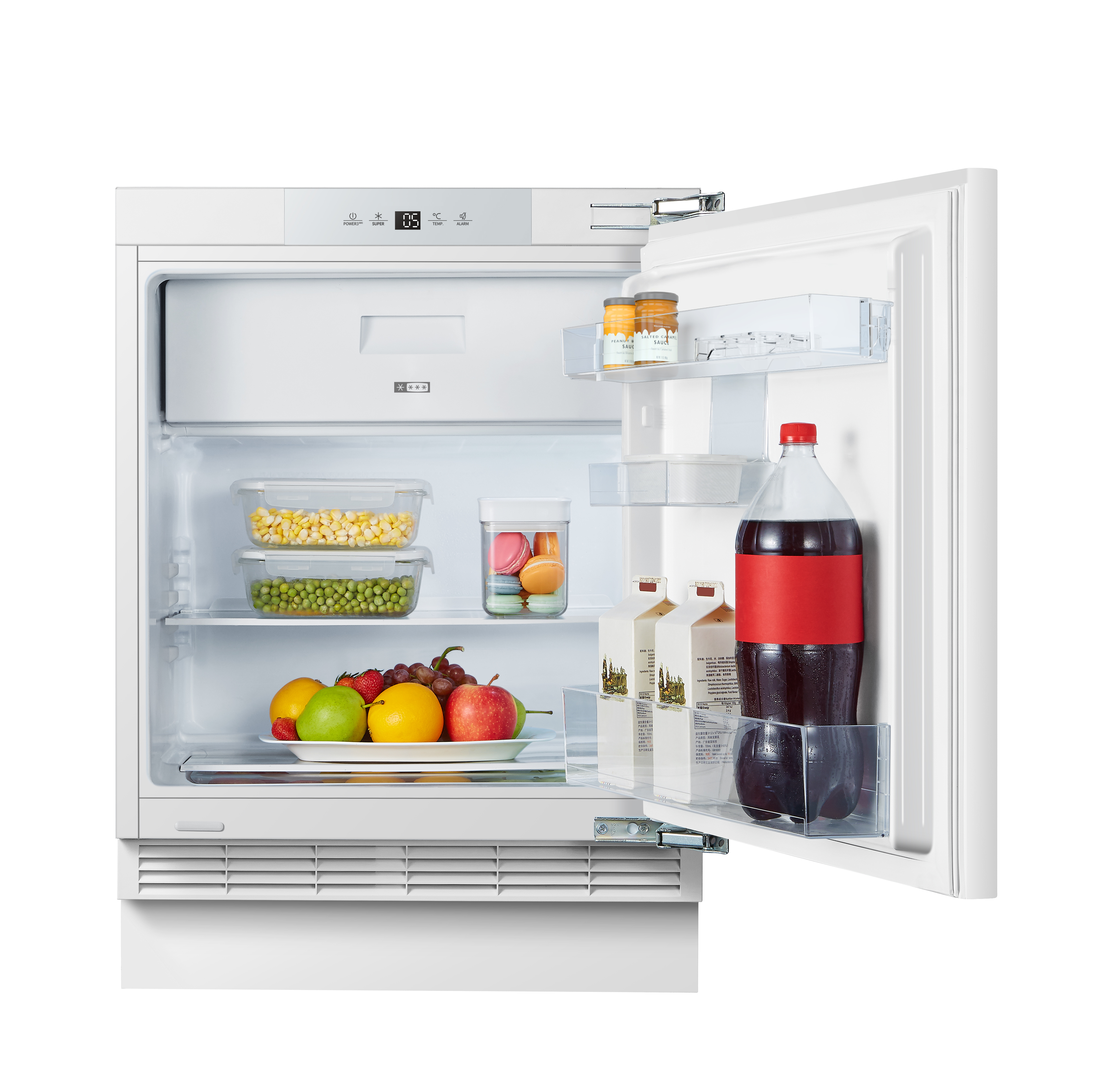 Geöffneter weißer Kühlschrank mit Lebensmitteln. Enthält Obst, Gemüse und Getränke. Weißer Hintergrund.