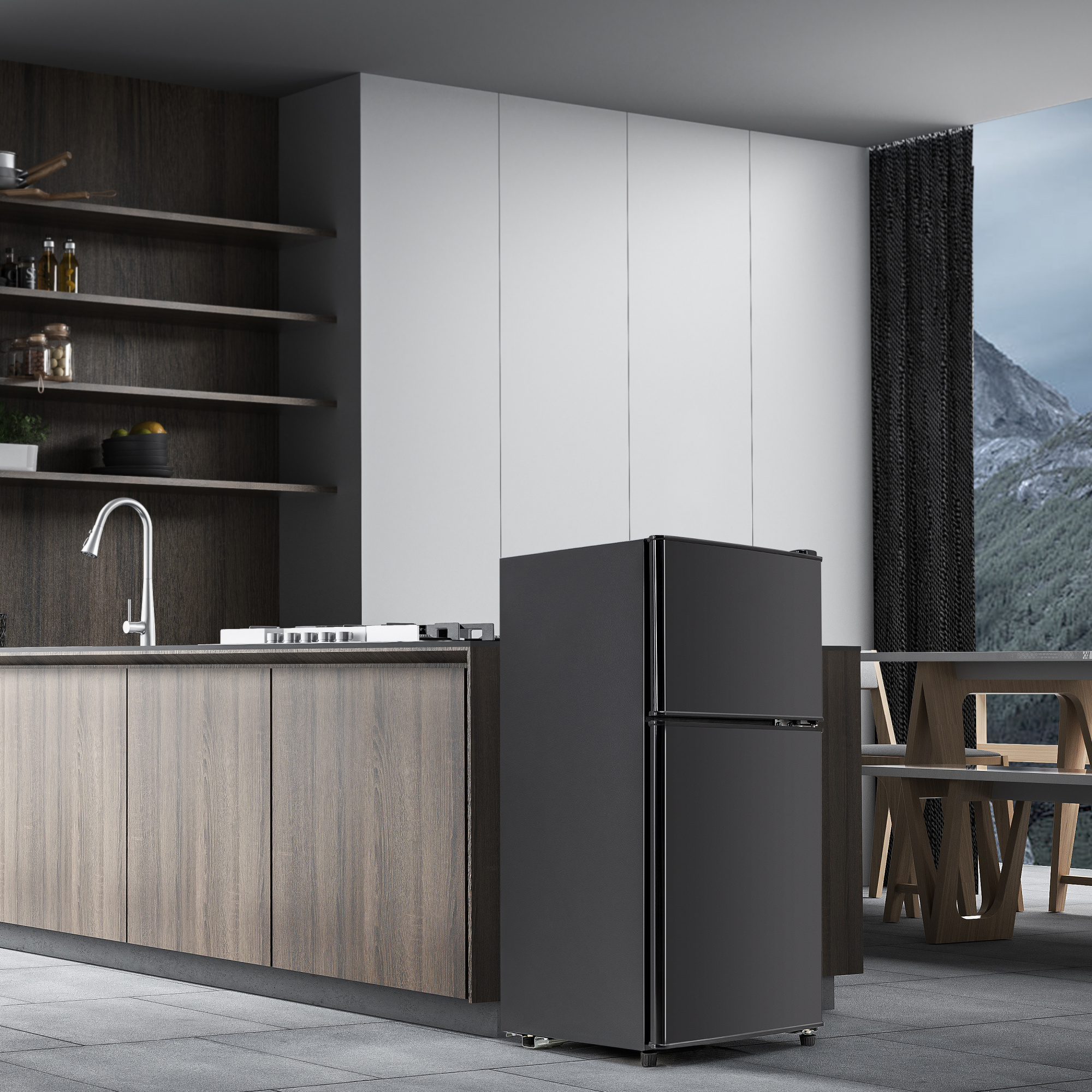 Ein schwarzer Kühlschrank in einer modernen Küche, mit einer grauen Arbeitsplatte.