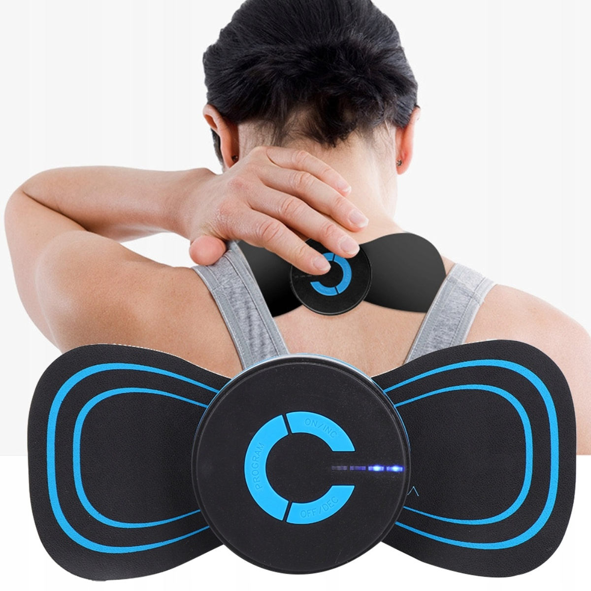 Rücken einer Frau mit Elektrotherapie-Pads, schwarz und blau.