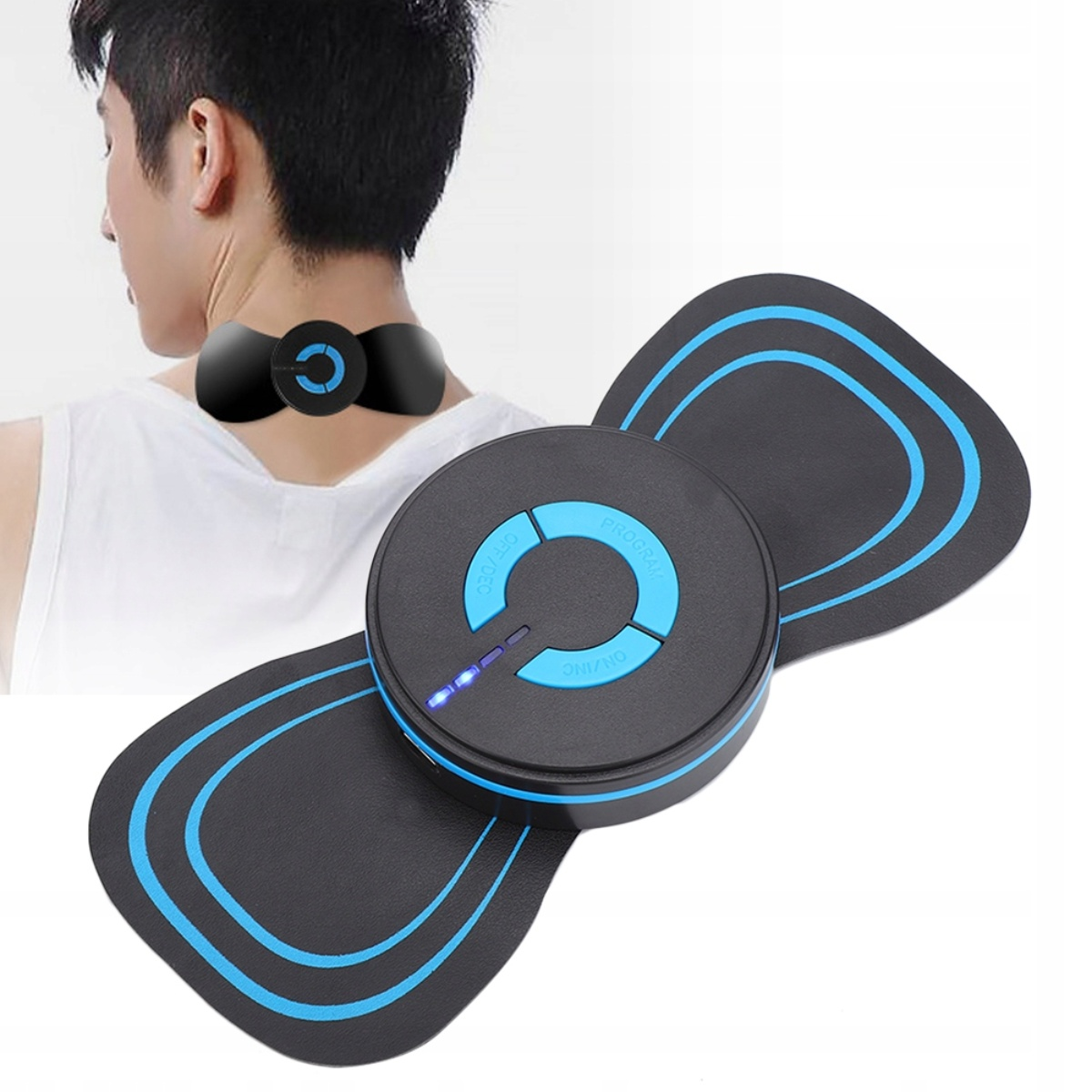 Ein Mann trägt ein schwarz-blaues Nackenmassagegerät. Das Massagegerät ist um seinen Hals.