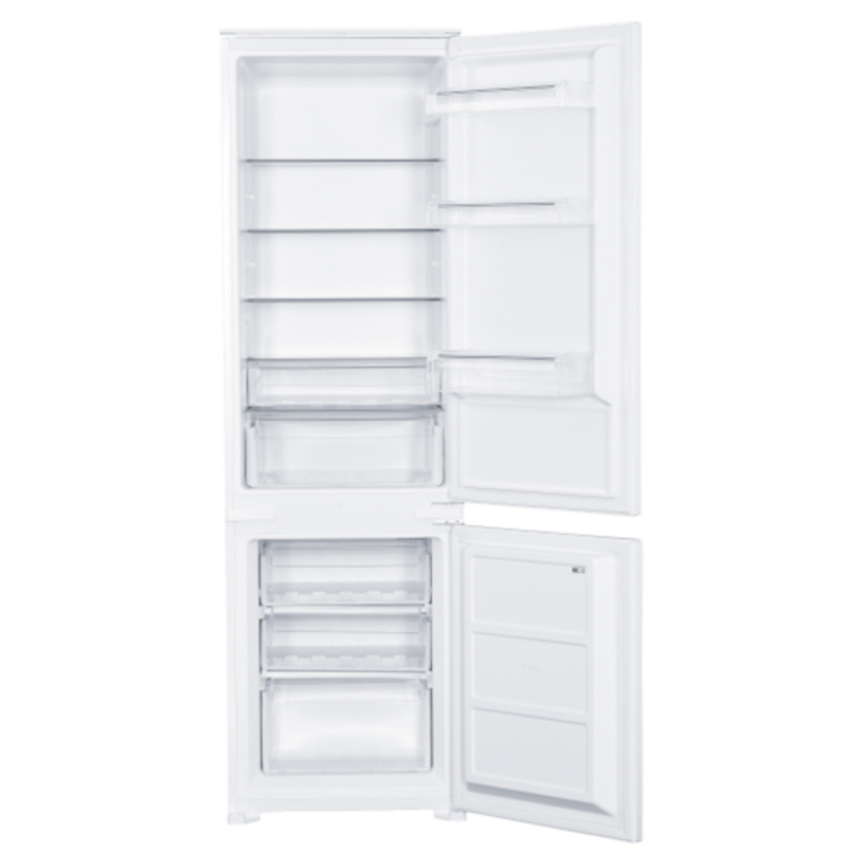 Ein offener weißer Kühlschrank. Zwei Schubladen und Regale sind sichtbar. Er steht auf weißem Untergrund.