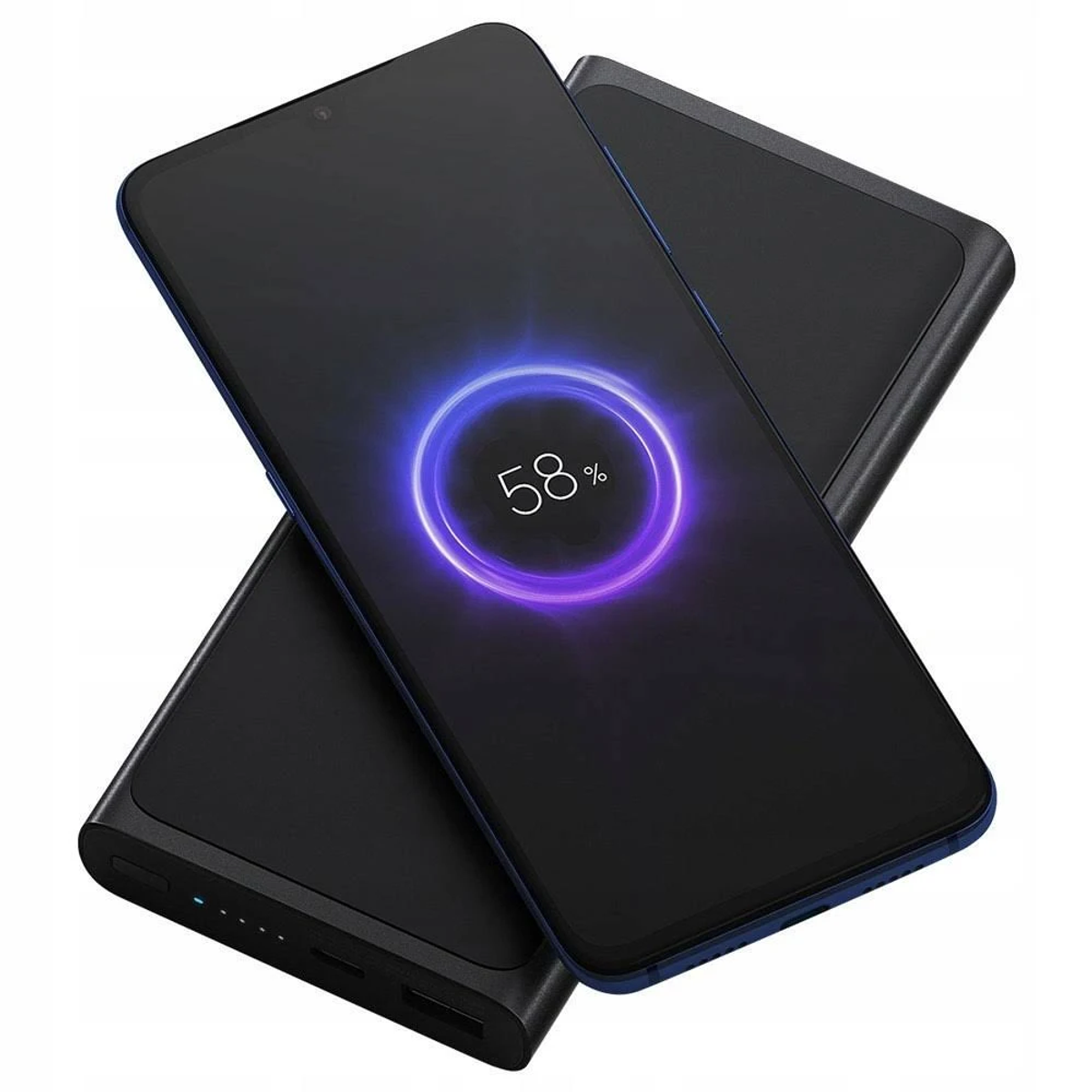 Smartphone nero con cerchio di ricarica, posizionato sopra un power bank nero.