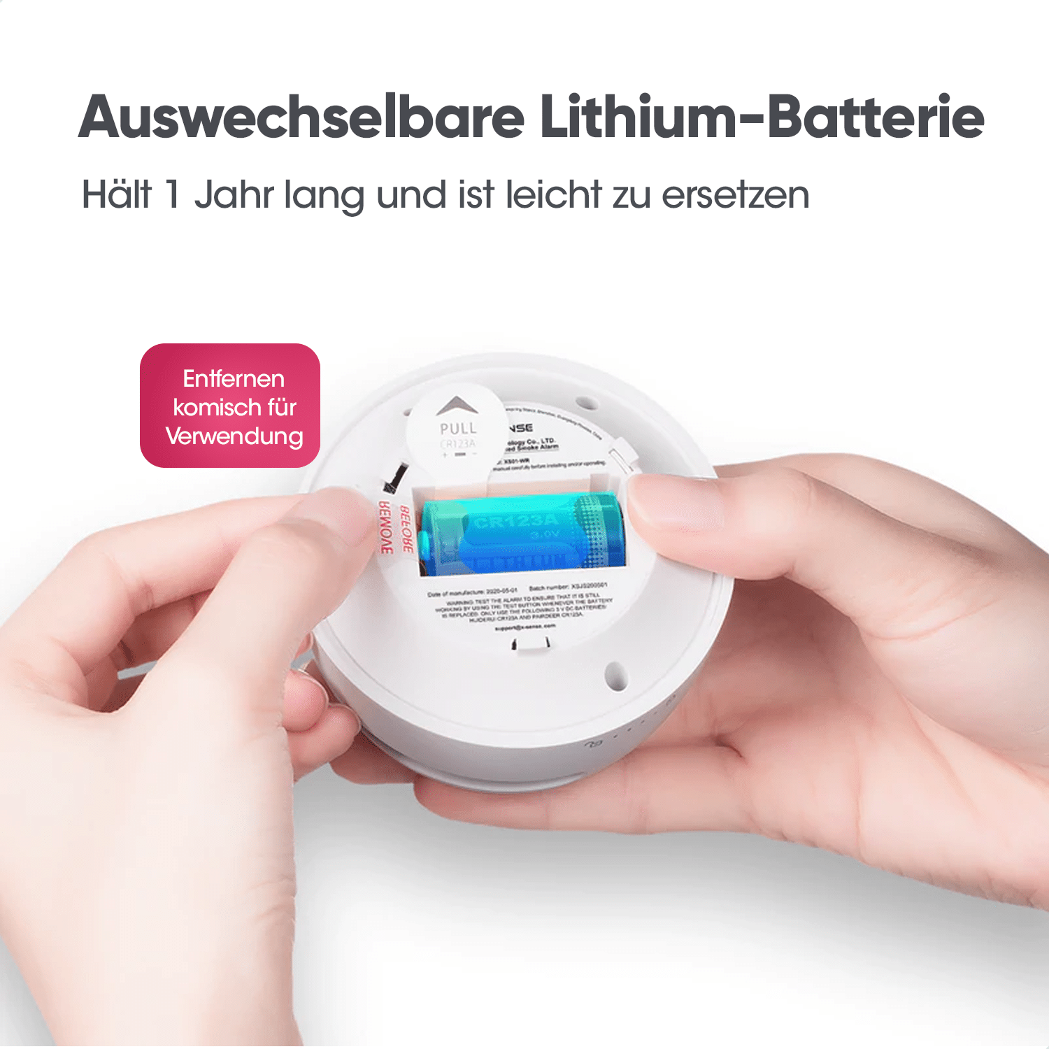 Hände halten weißen Rauchmelder, zeigen Batteriefach mit Batterie darin.