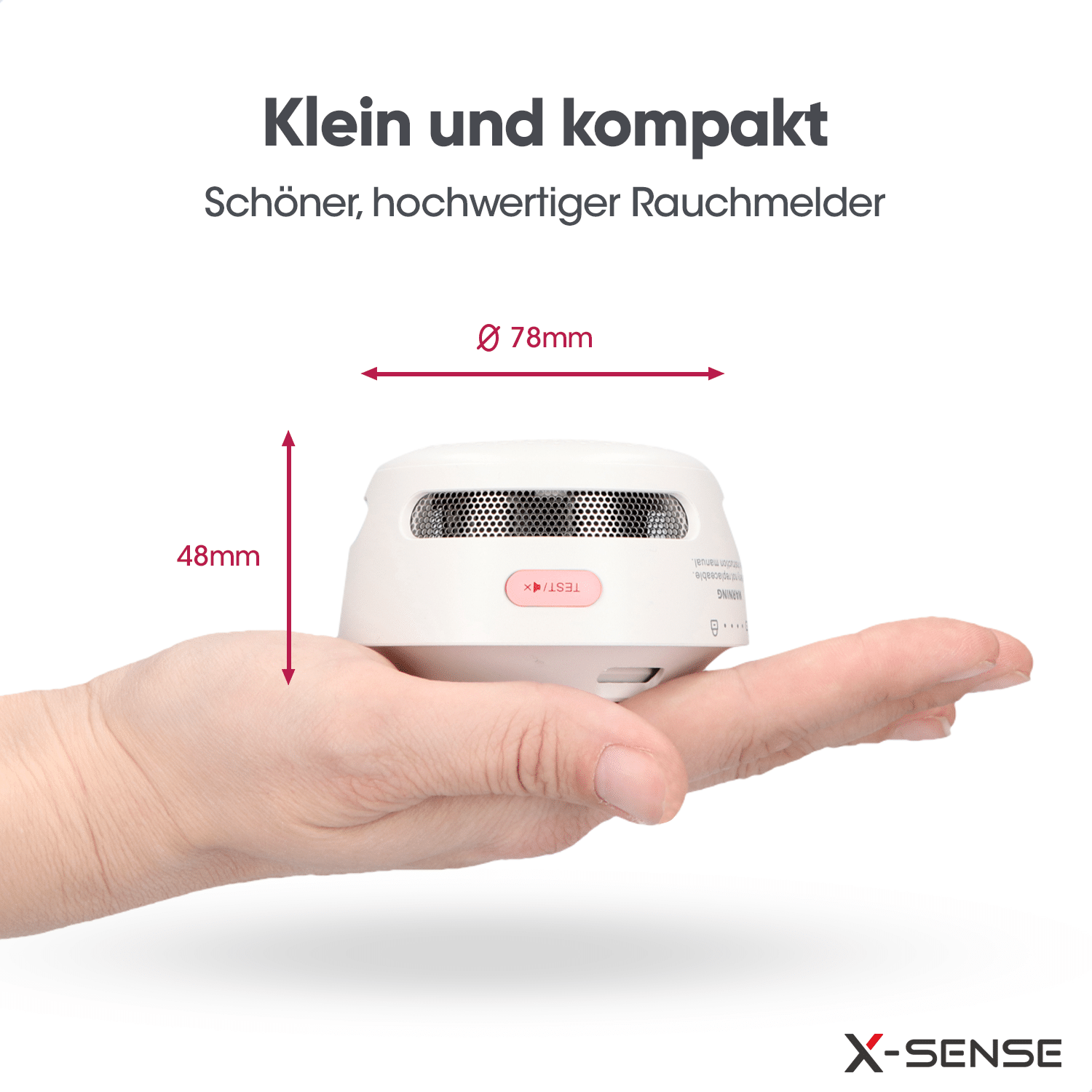 Ein weißer Rauchmelder, der in einer Hand gehalten wird, mit Größenangaben.