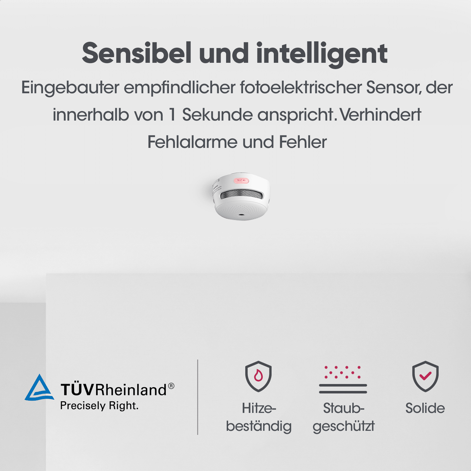 Ein weißer Rauchmelder an einer Decke, mit Text, der seine Funktionen und Zertifizierungen beschreibt.