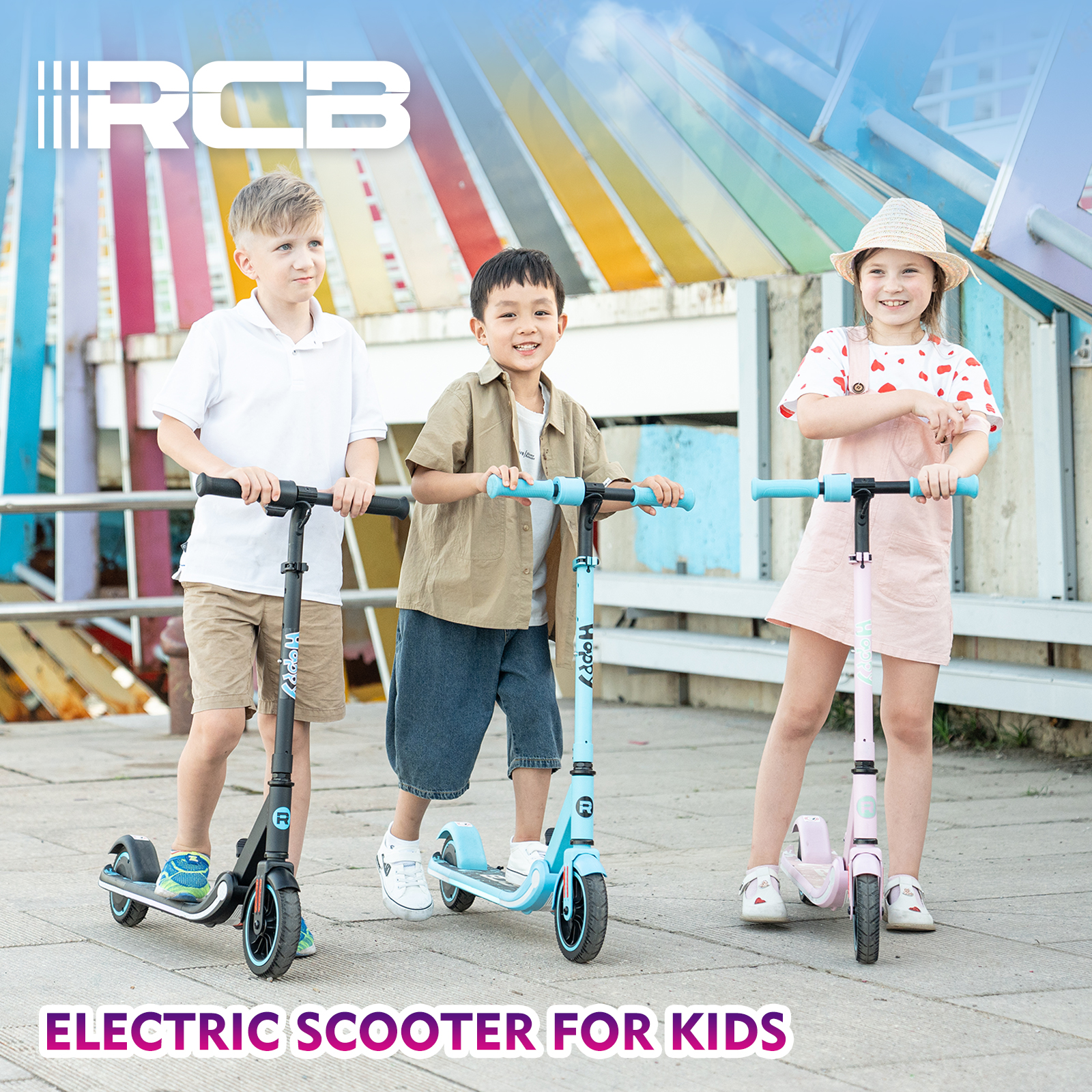 Tre bambini su scooter, uno nero, uno blu, uno rosa, con uno sfondo colorato.