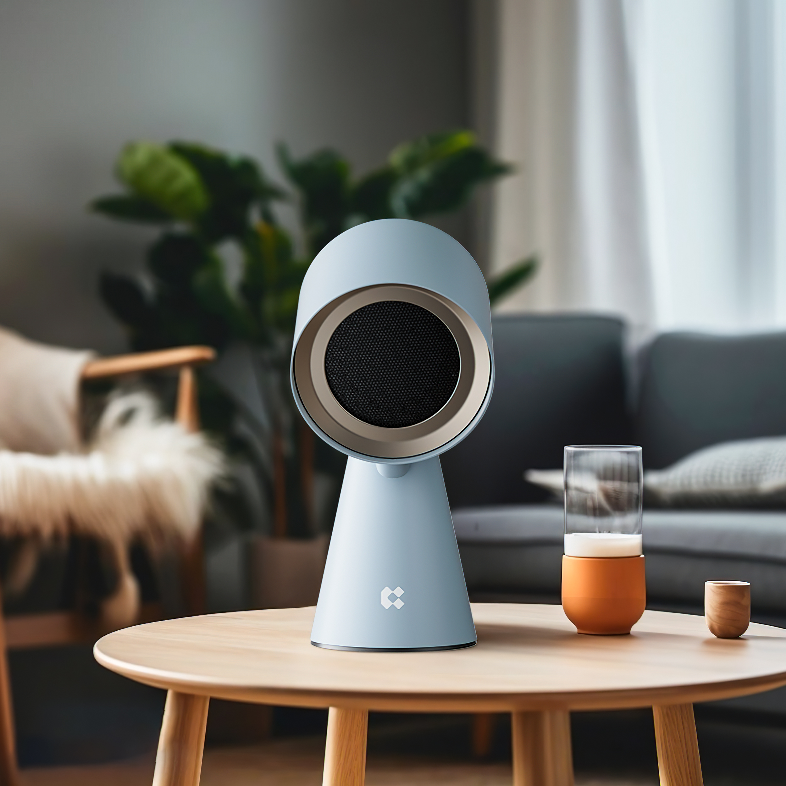 Purificatore d'aria blu e bianco, di forma rotonda, con un tavolo di legno. Sfondo neutro con un divano.