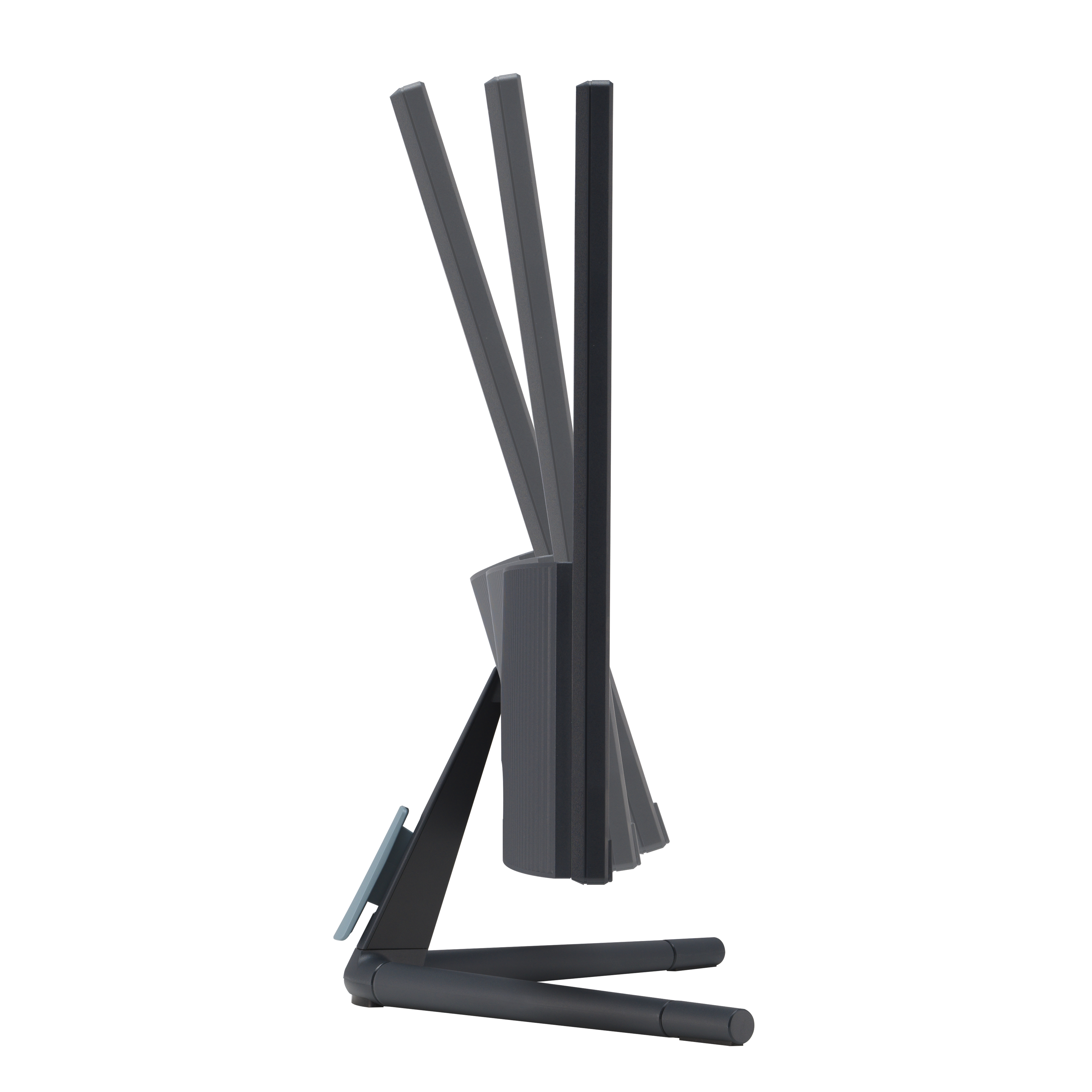 Czarny monitor z regulowanym pochyleniem, ustawionym pod różnymi kątami. Widok z boku na białym.