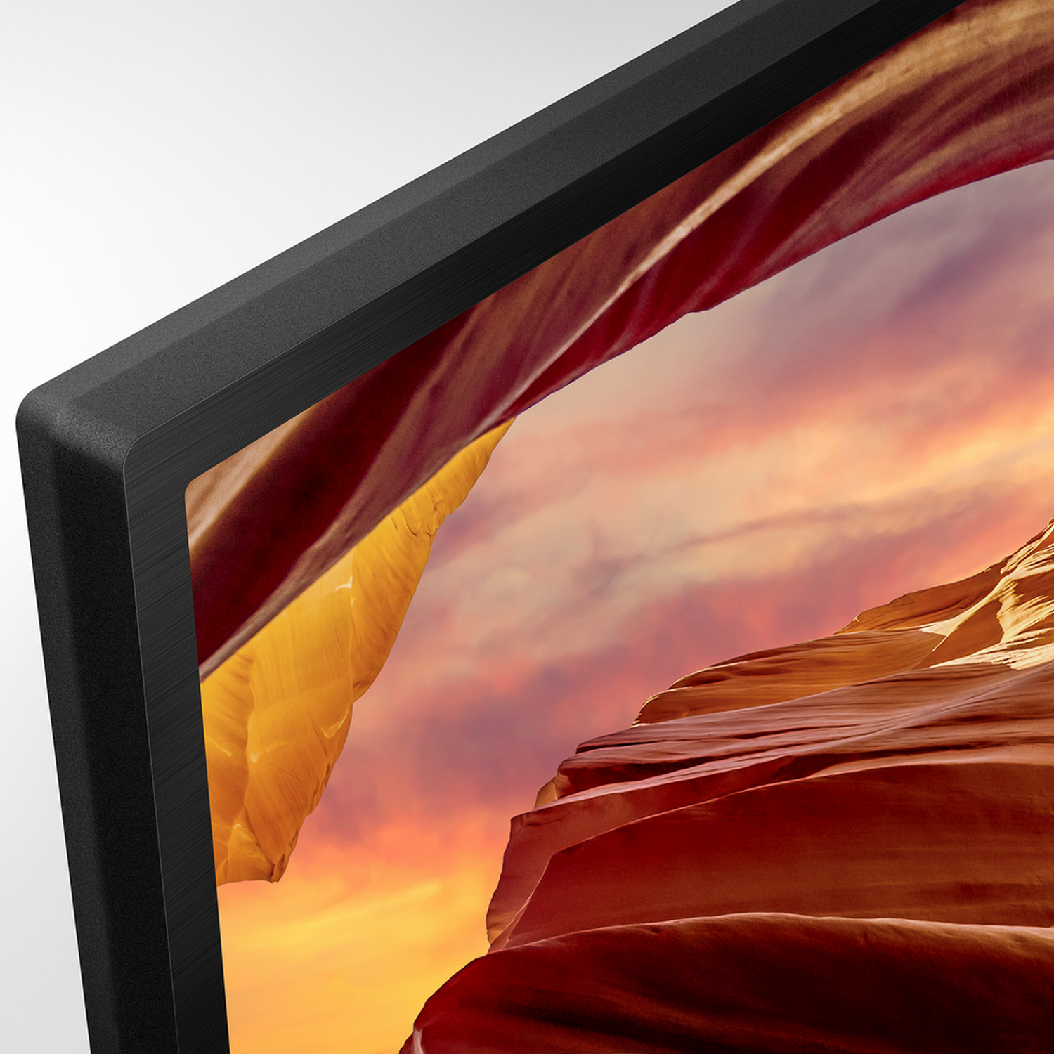 Nahaufnahme eines Monitors, der eine lebendige Canyon-Landschaft anzeigt.