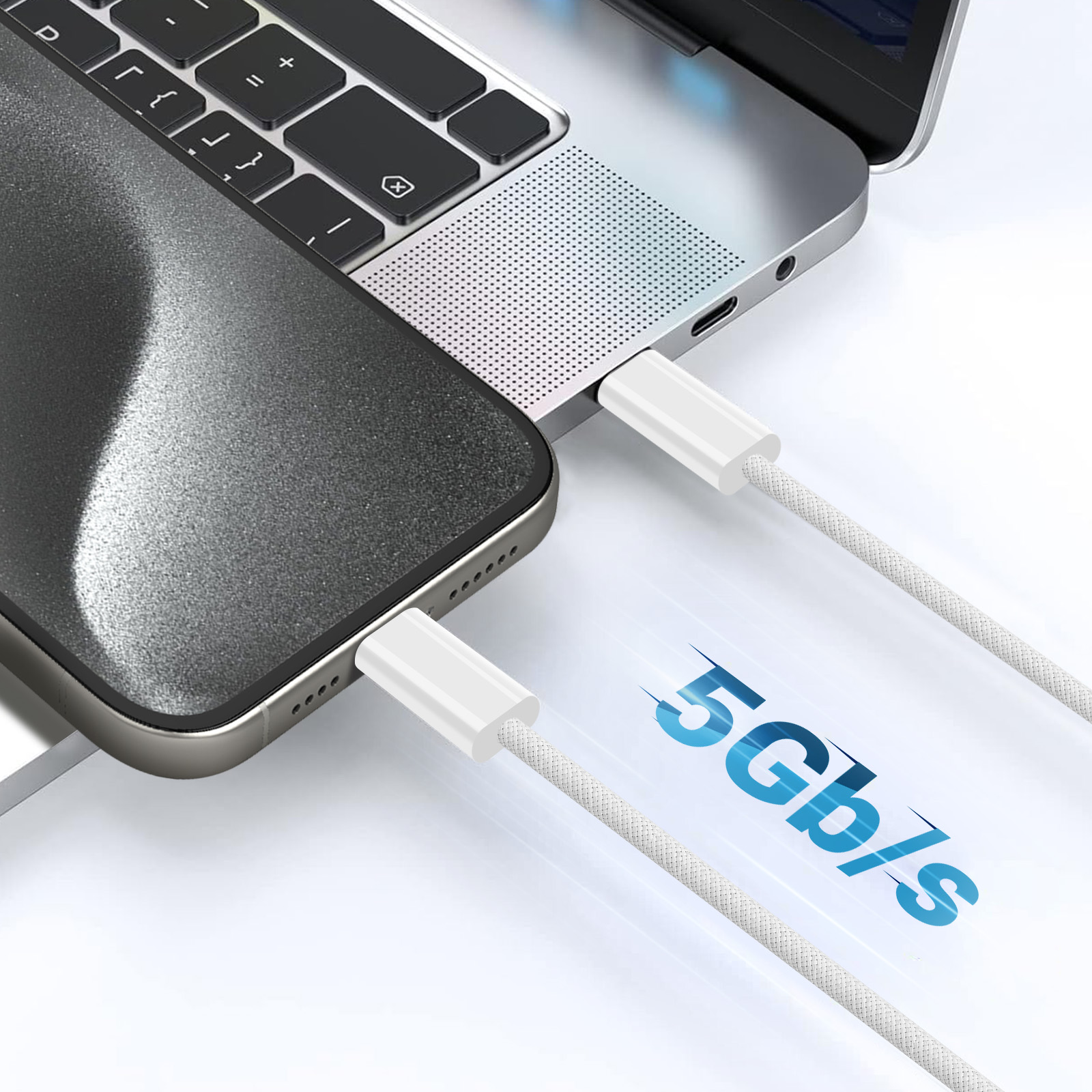 Een telefoon die oplaadt via een witte kabel die is aangesloten op een laptop, met 5 Gbs.