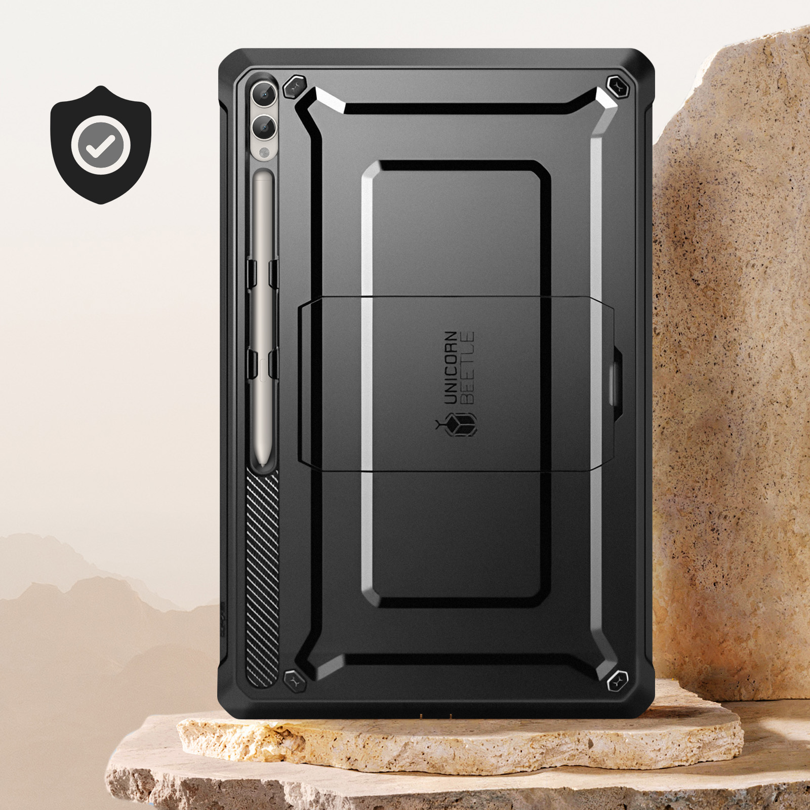 Eine schwarze Tablet-Hülle mit Stifthalter und Logo auf steinartigem Hintergrund.