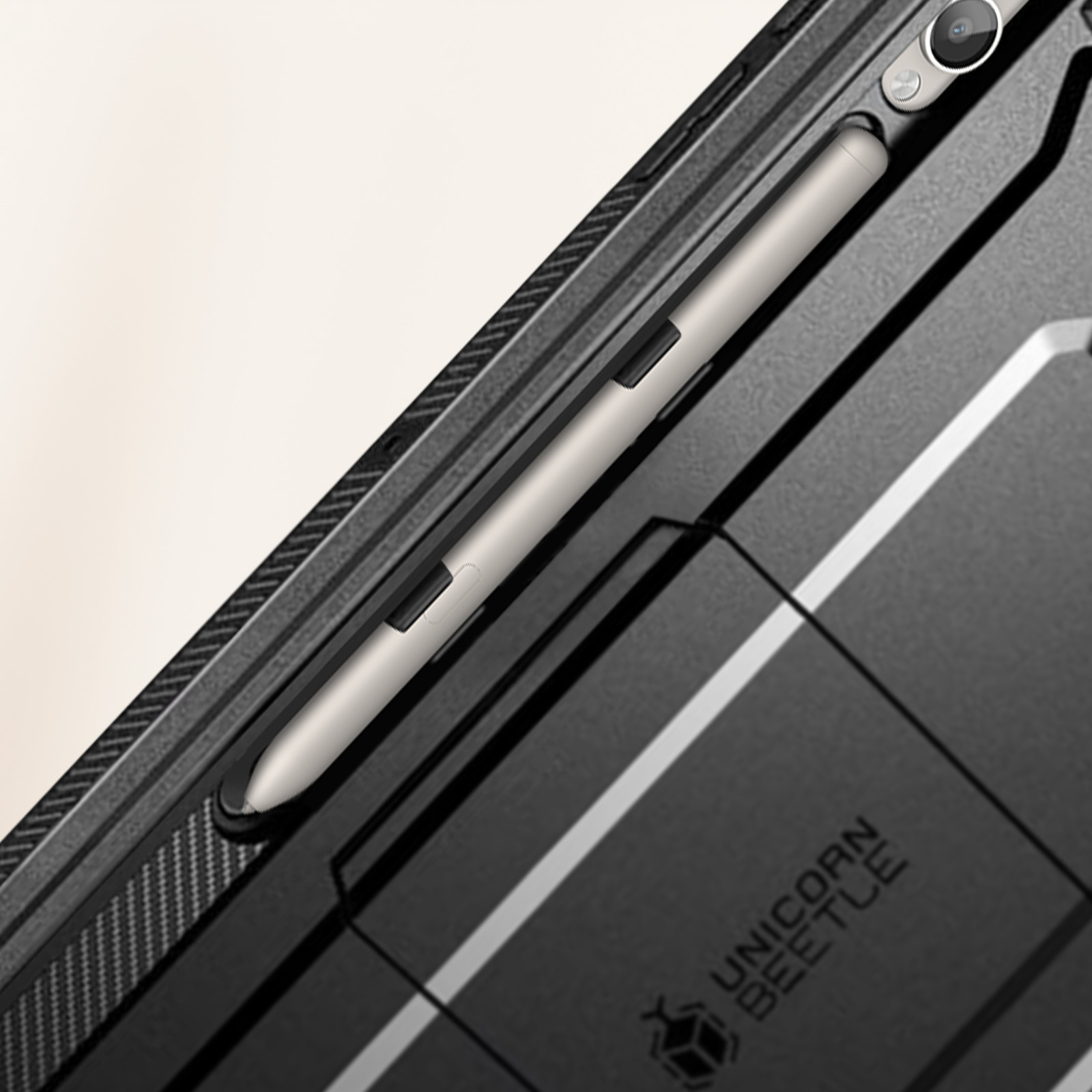 Nahaufnahme einer schwarzen Tablet-Hülle mit silbernem Stift. Die Hülle hat ein strukturiertes Design.