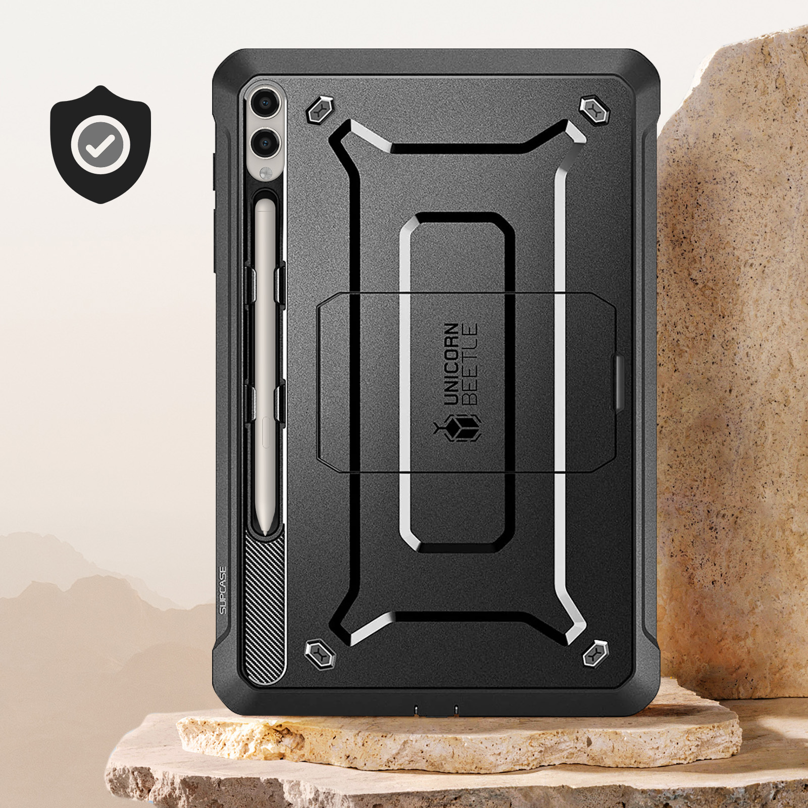 Eine schwarze Tablet-Hülle mit Ständer, Stift und verstärkten Ecken, vor neutralem Hintergrund.