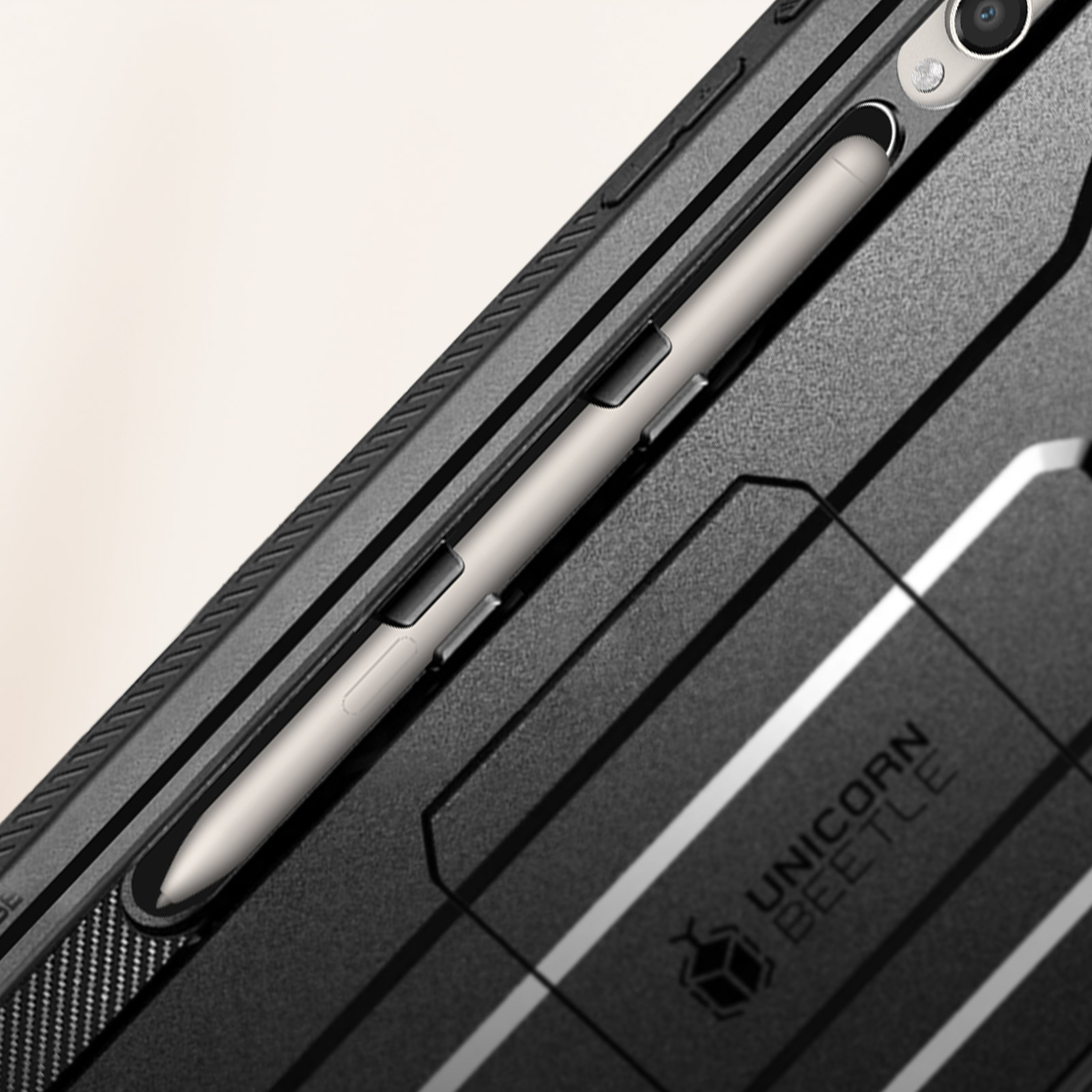 Eine schwarze Handyhülle mit Stifthalter und Stift.