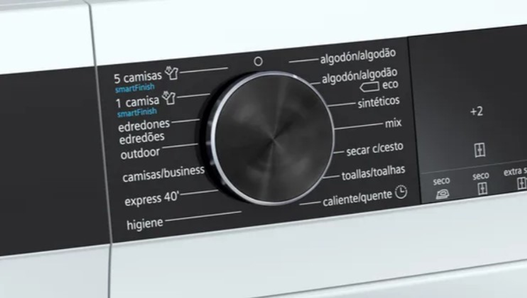 Primer plano del panel de control de una lavadora. El dial muestra diferentes opciones de ciclo de lavado.
