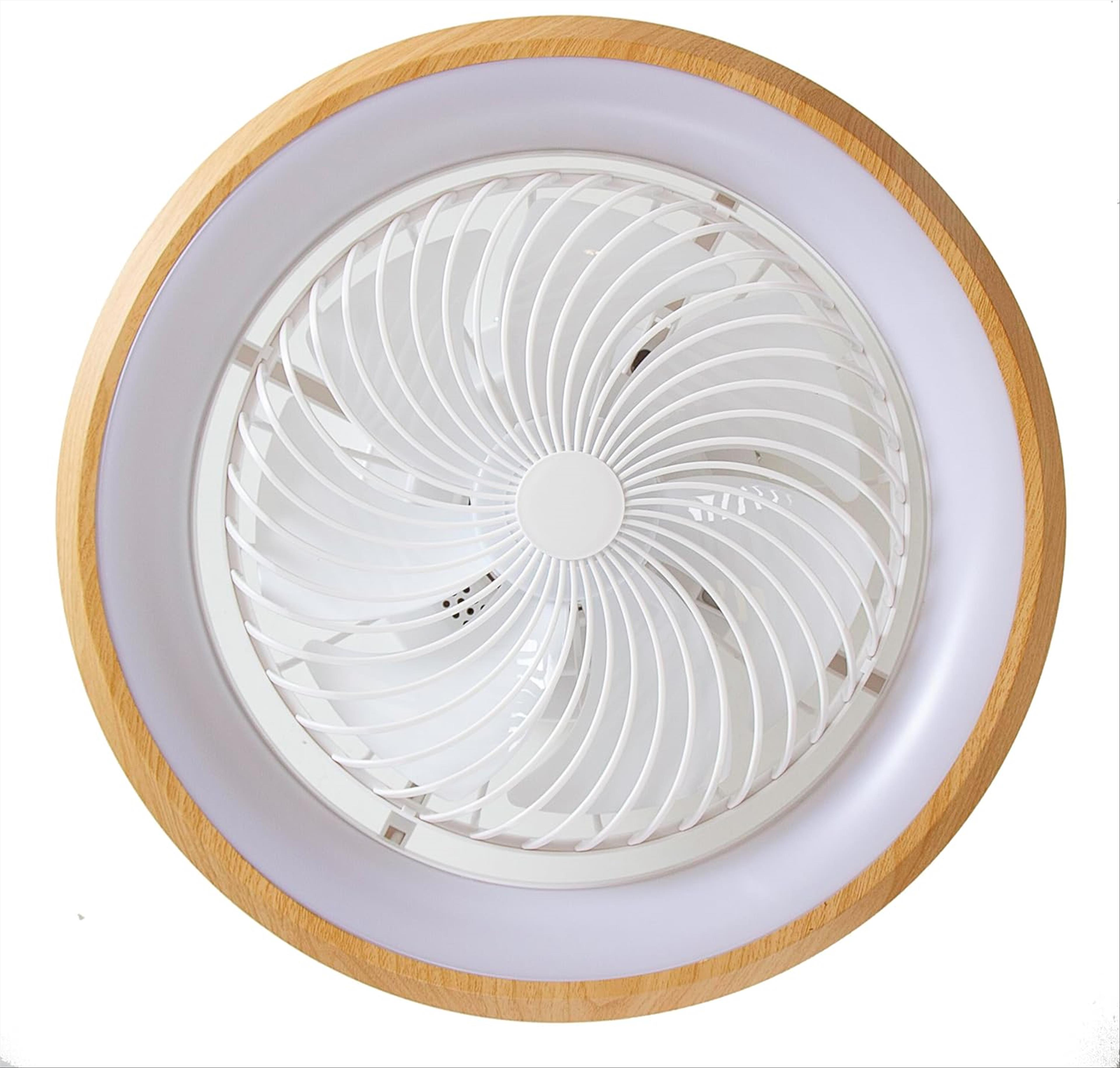 Ventilador de techo con aspas blancas y anillo de luz blanco, en marco de madera.