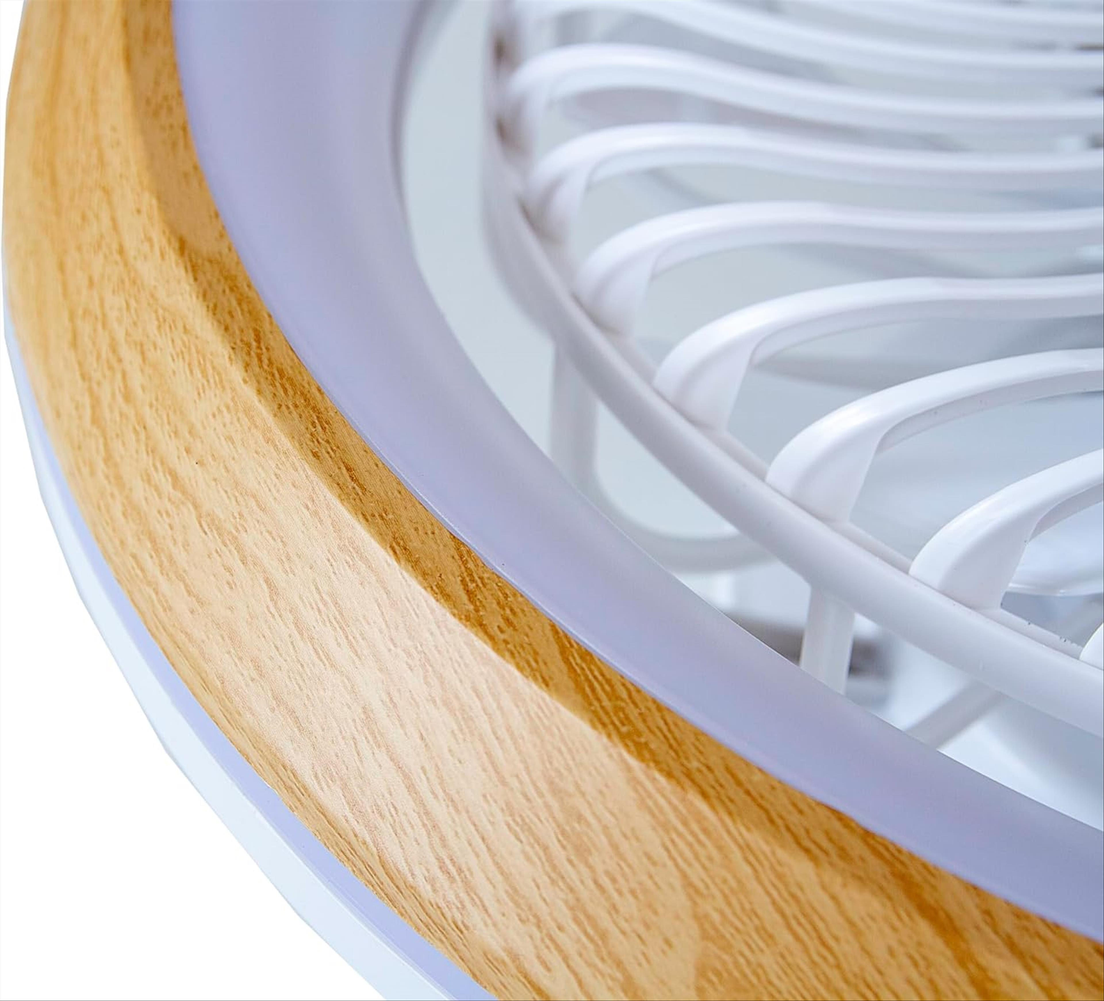 Primer plano de un detalle del ventilador. Cuenta con un marco de madera y aspas blancas con una luz.