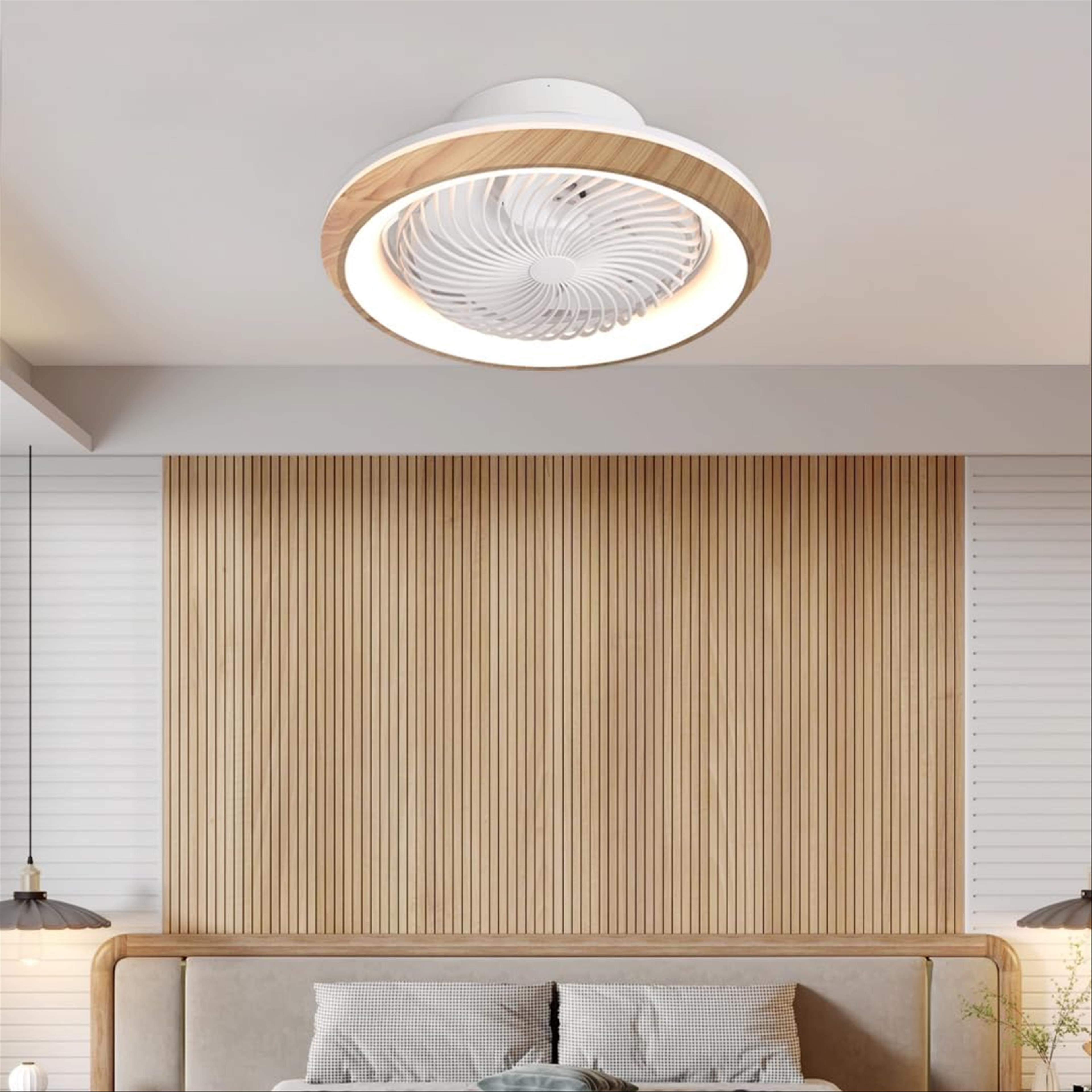 Ventilador de techo con luz. El ventilador y la luz tienen un diseño redondo de madera.