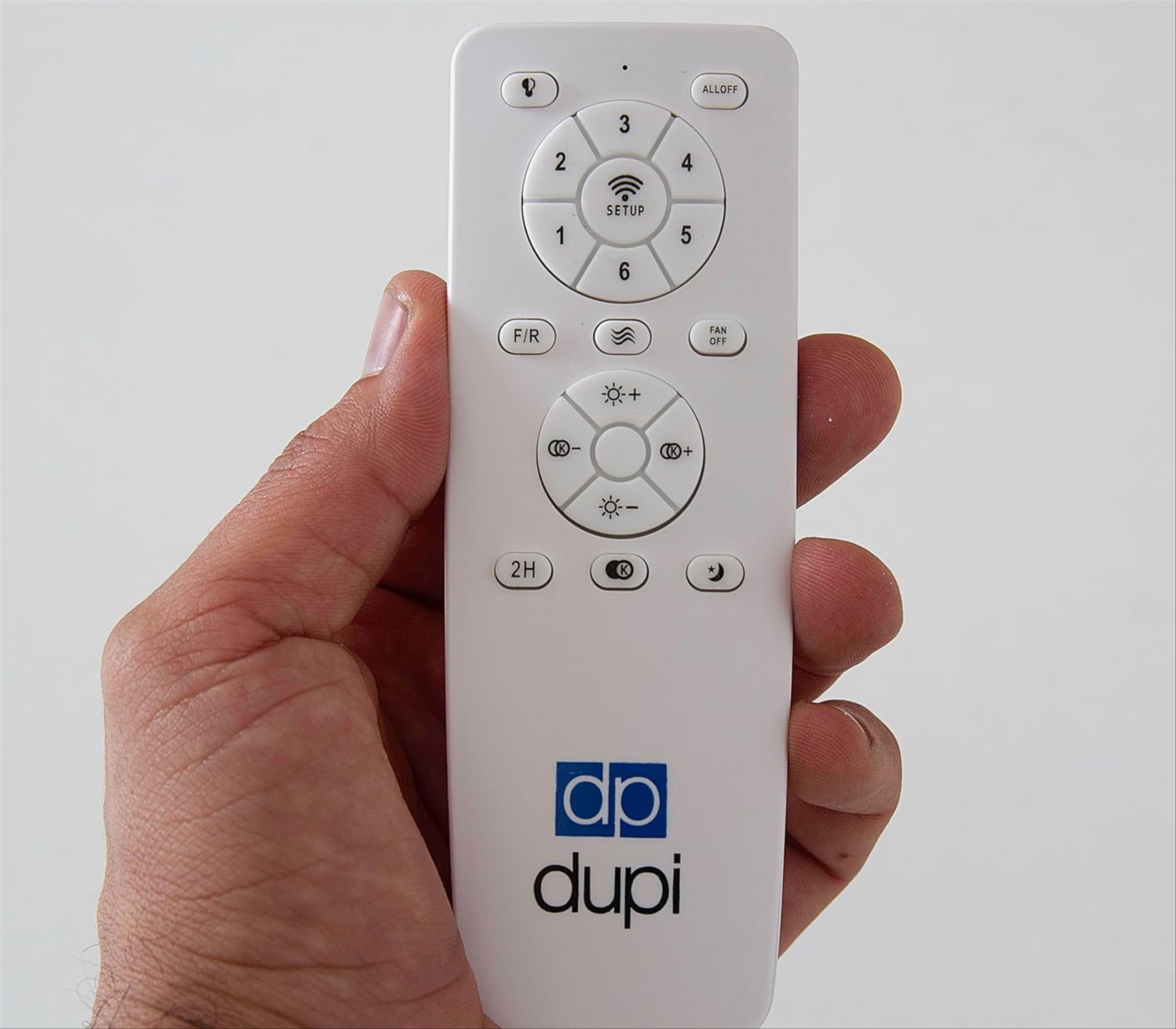 Una mano sosteniendo un control remoto blanco con botones y el logotipo 'dupi'.