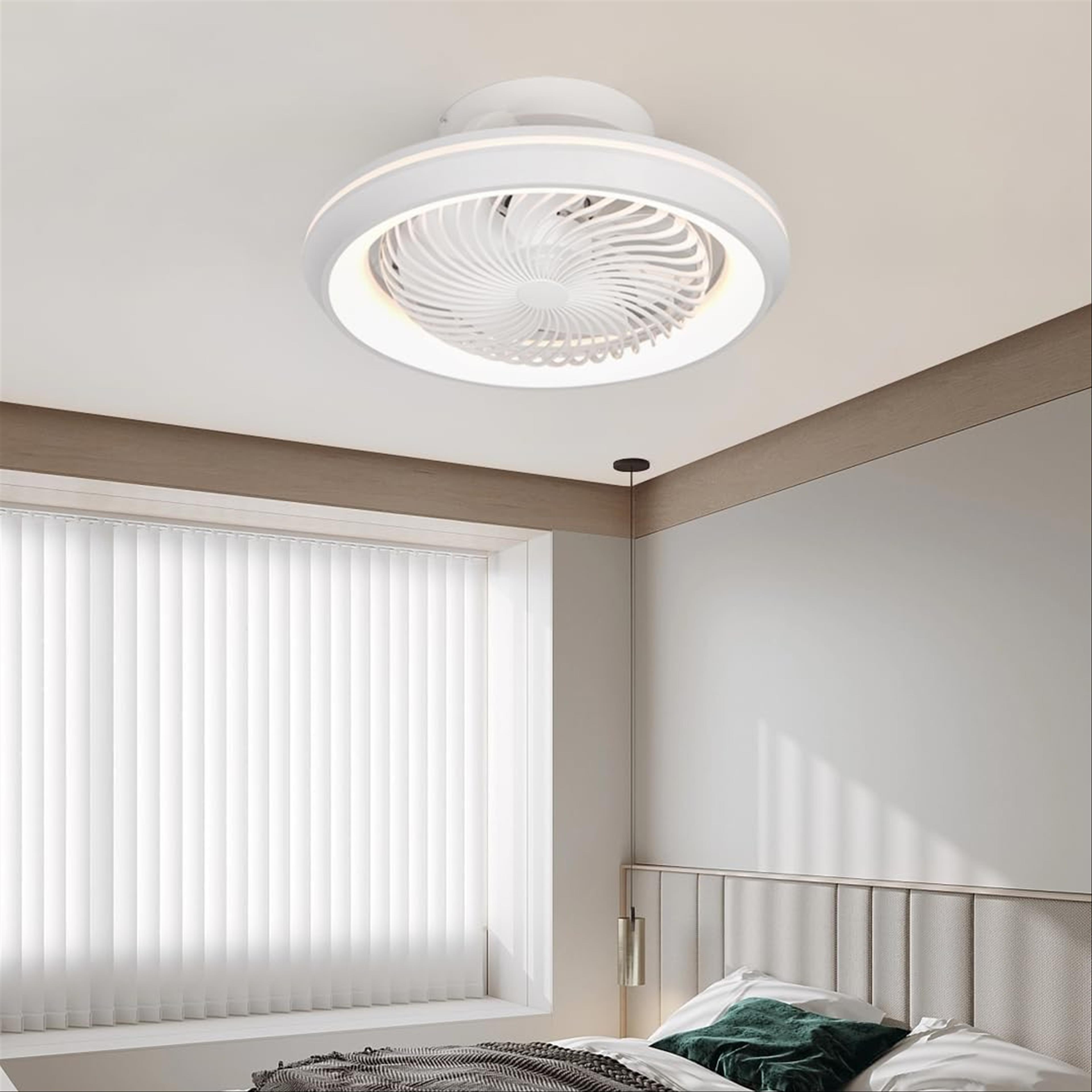 Ventilador de techo blanco con iluminación integrada, montado en una habitación con ventana y persianas.