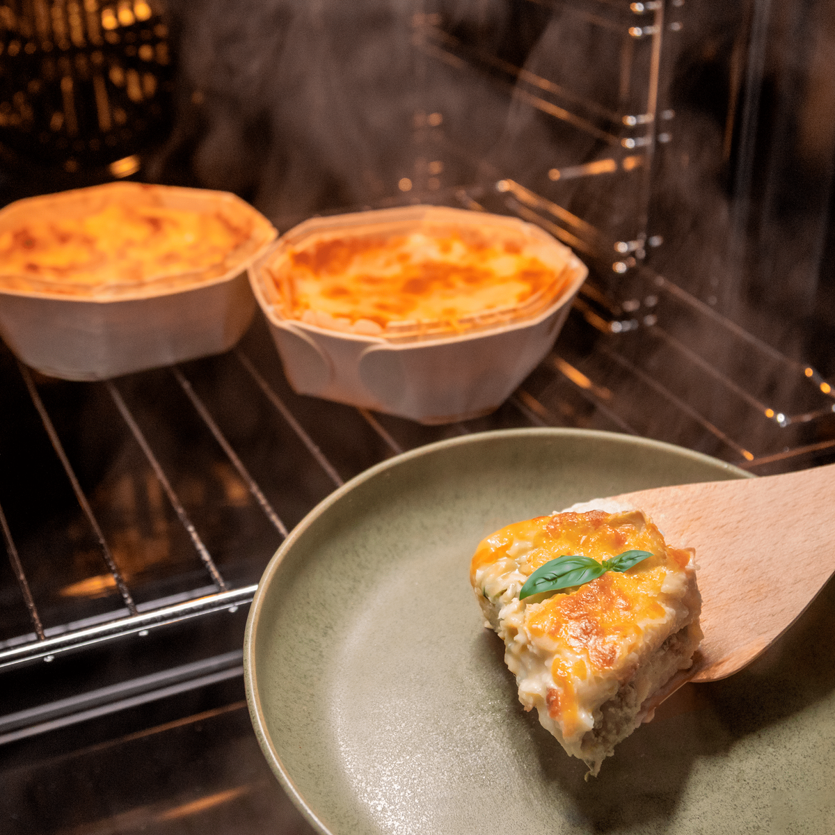 Dos quiches en recipientes de madera se hornean en un horno. Una rebanada de quiche en un plato.