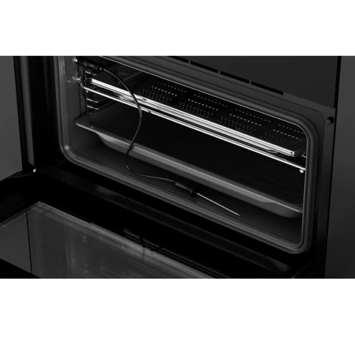Un horno negro abierto con una bandeja dentro. Hay un termómetro en la bandeja.