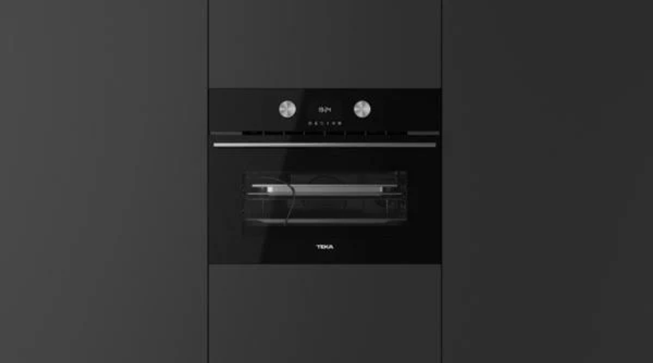 Horno negro empotrado con pantalla digital y perillas de control, en un armario oscuro.