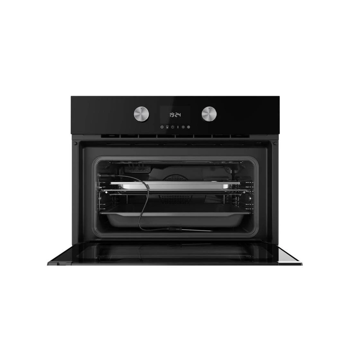 Horno negro con puerta de cristal abierta, mostrando el interior con bandejas y controles.