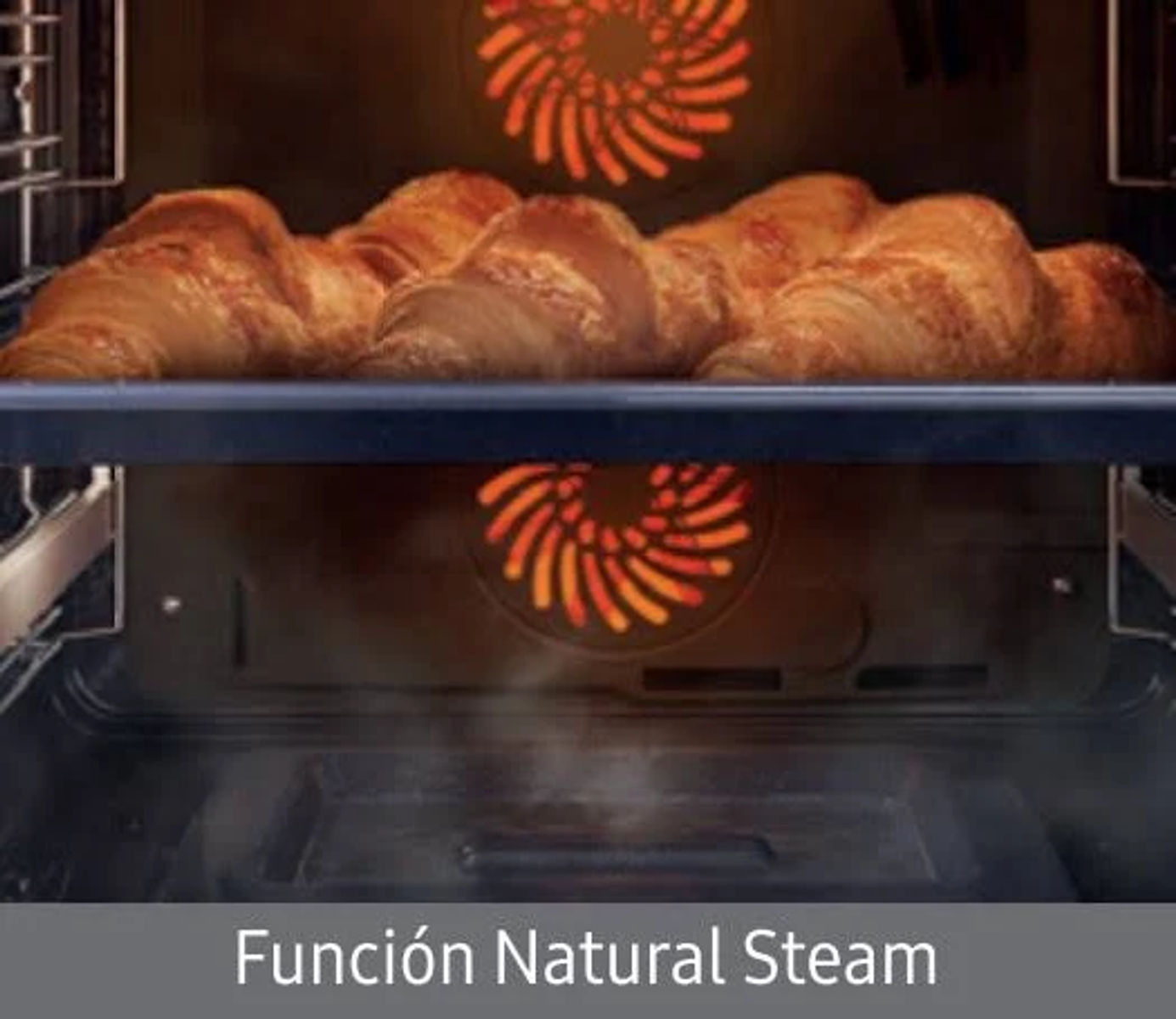 Interior del horno con cruasanes en una rejilla, elementos calefactores naranjas. Natural Steam.