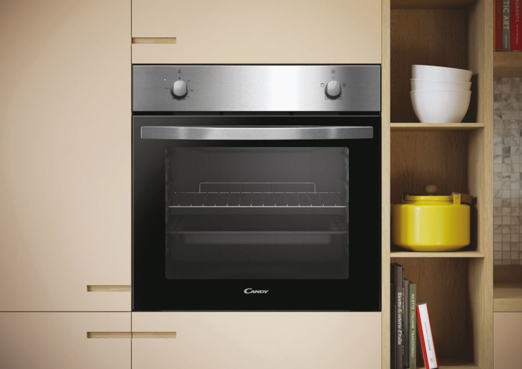 Forno a incasso con piano in acciaio inox, porta a vetro e marchio Candy.
