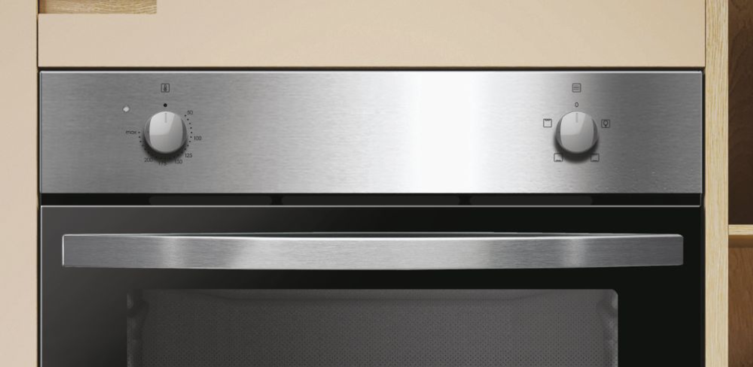 Primo piano dei comandi del forno. Manopole per temperatura e impostazioni sono visibili.